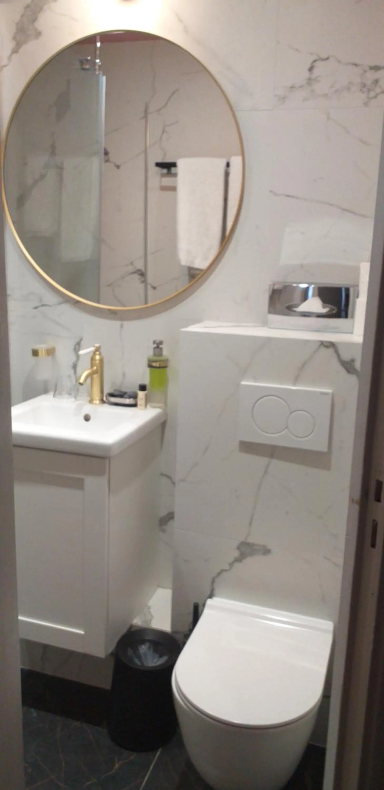 Toilet in Hôtel Jeanne d'Arc Le Marais