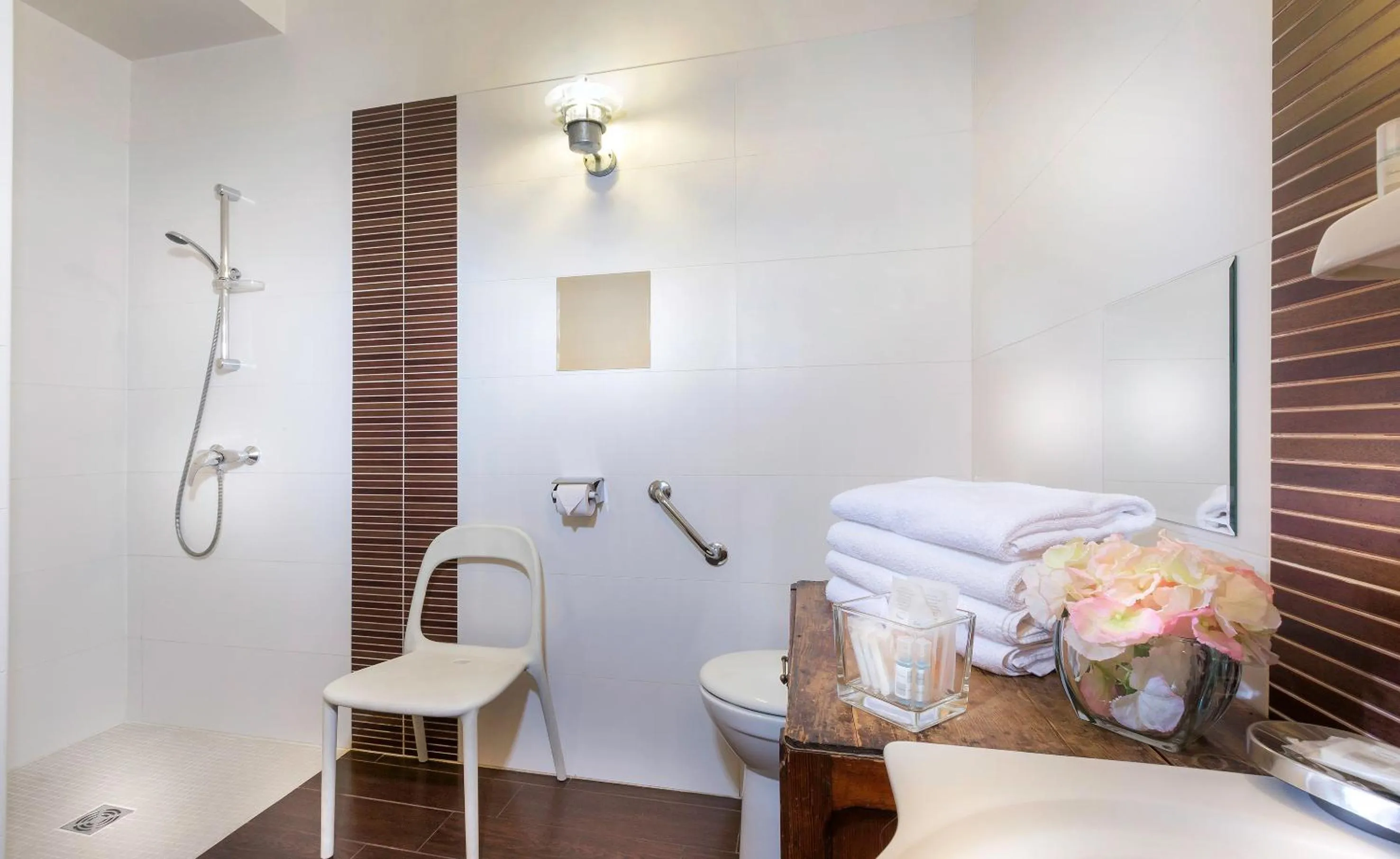 Bathroom, Bed in Hôtel Jeanne d'Arc Le Marais