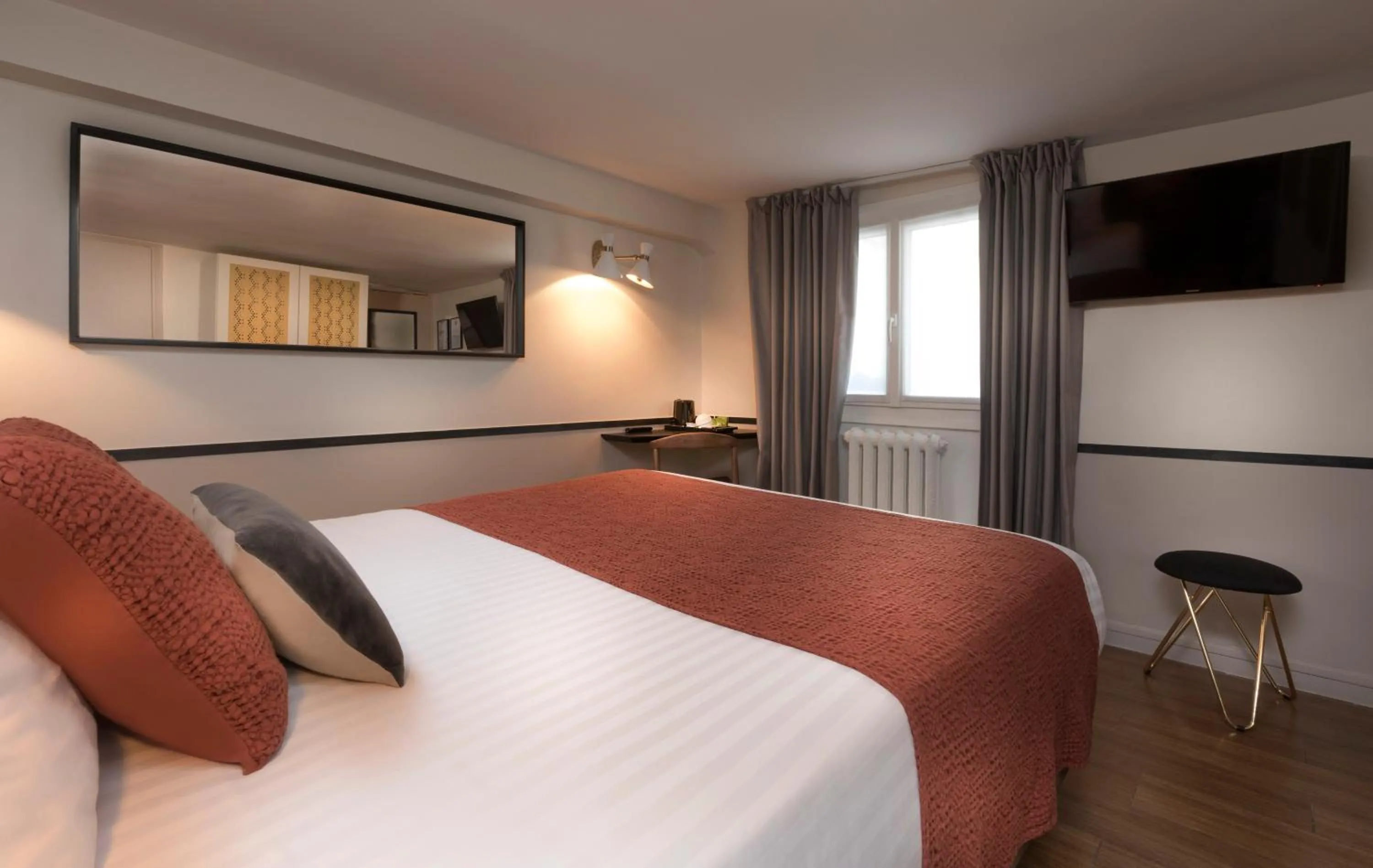 Photo of the whole room, Bed in Hôtel Jeanne d'Arc Le Marais