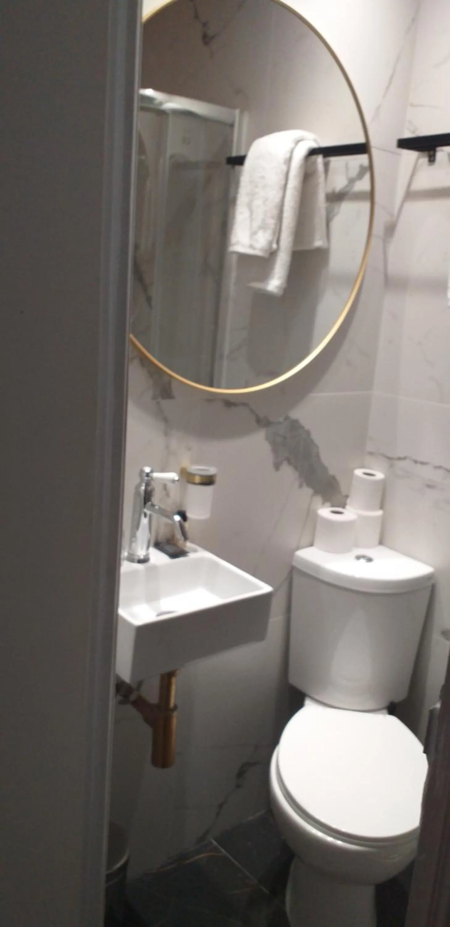 Toilet in Hôtel Jeanne d'Arc Le Marais