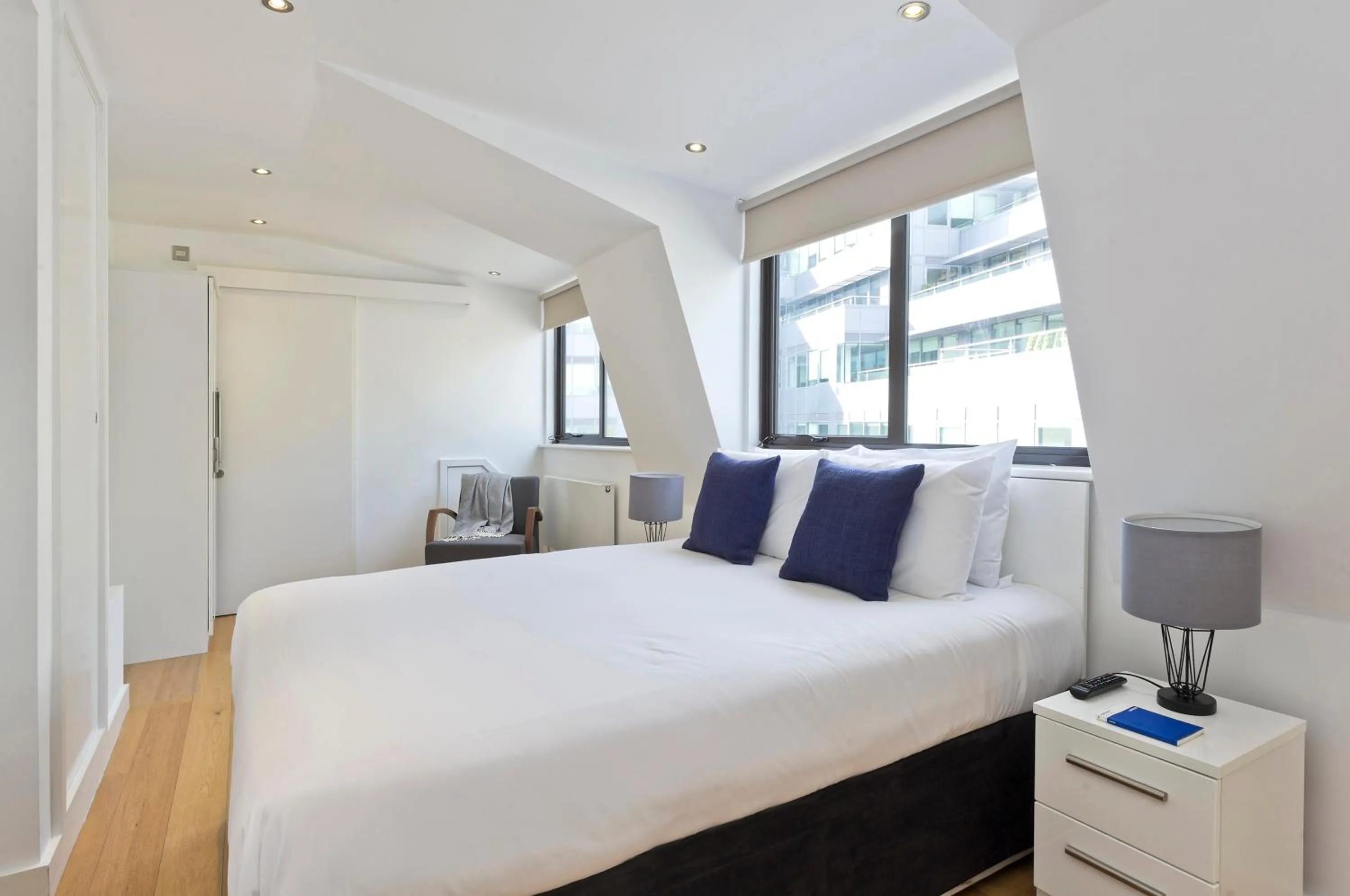 Bedroom, Bed in Red Lion Court by City2Stay
