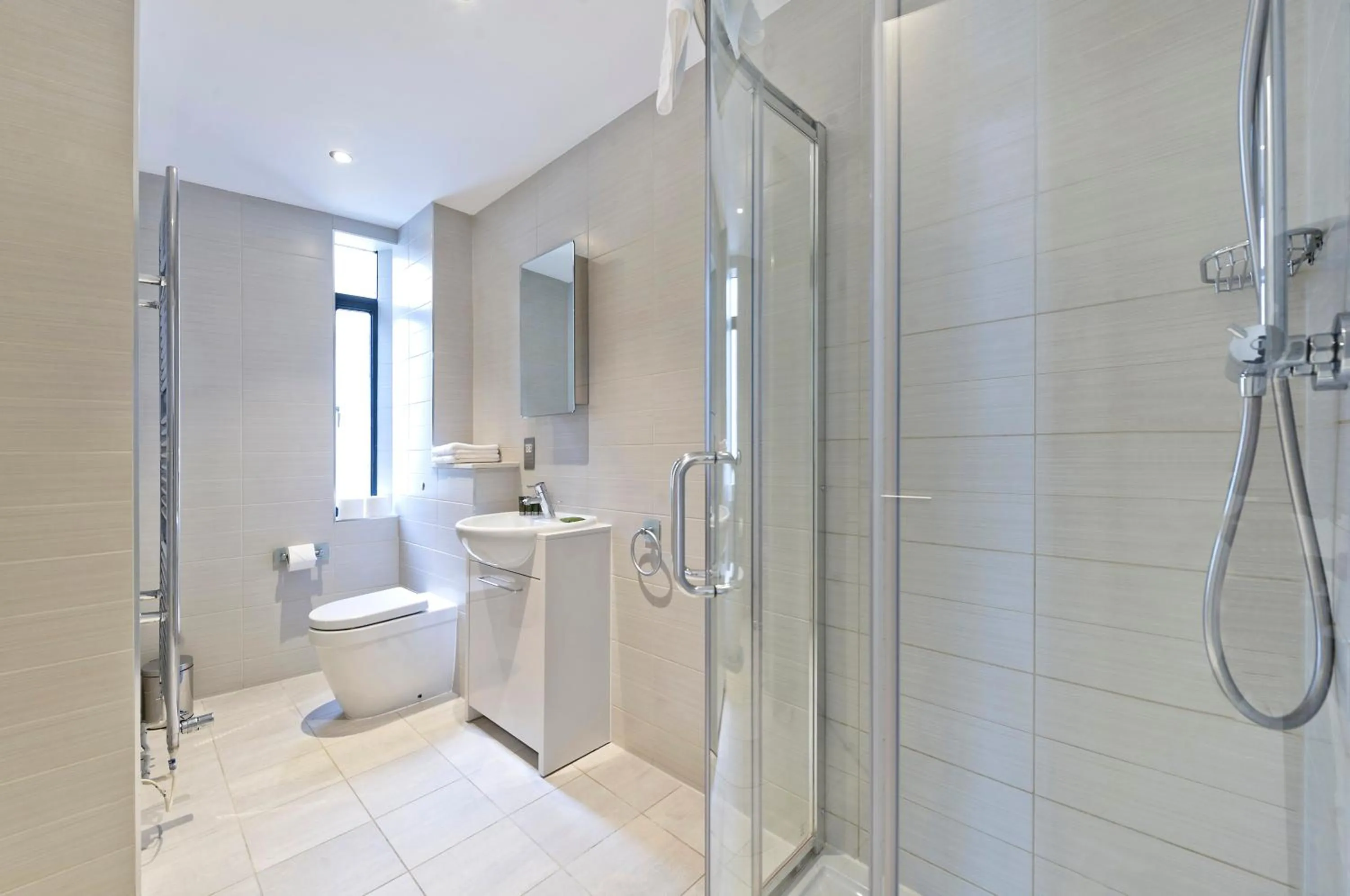 Shower in Red Lion Court by City2Stay