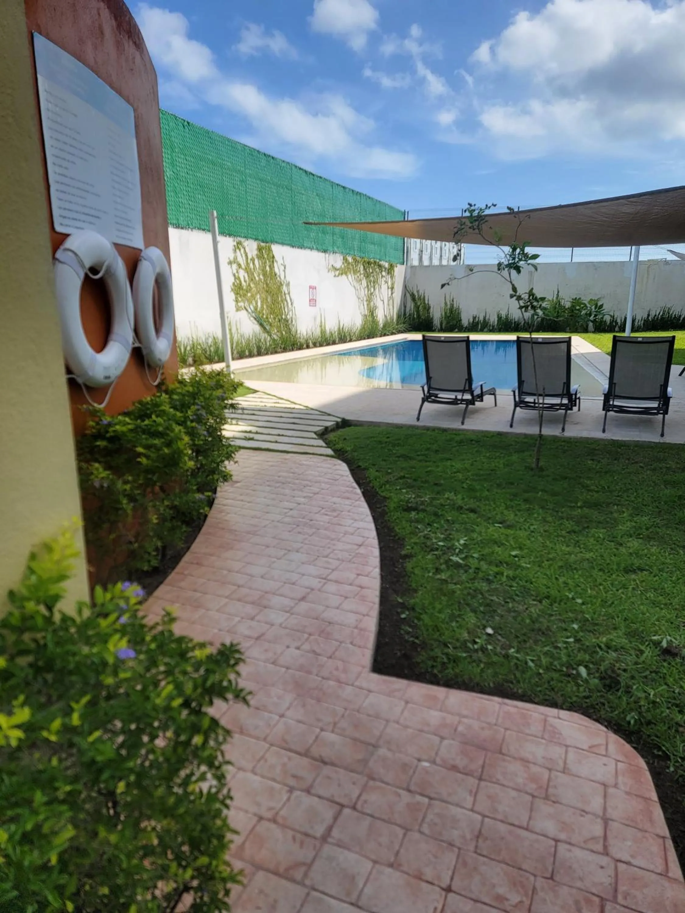 Swimming pool in Zurban Travelers