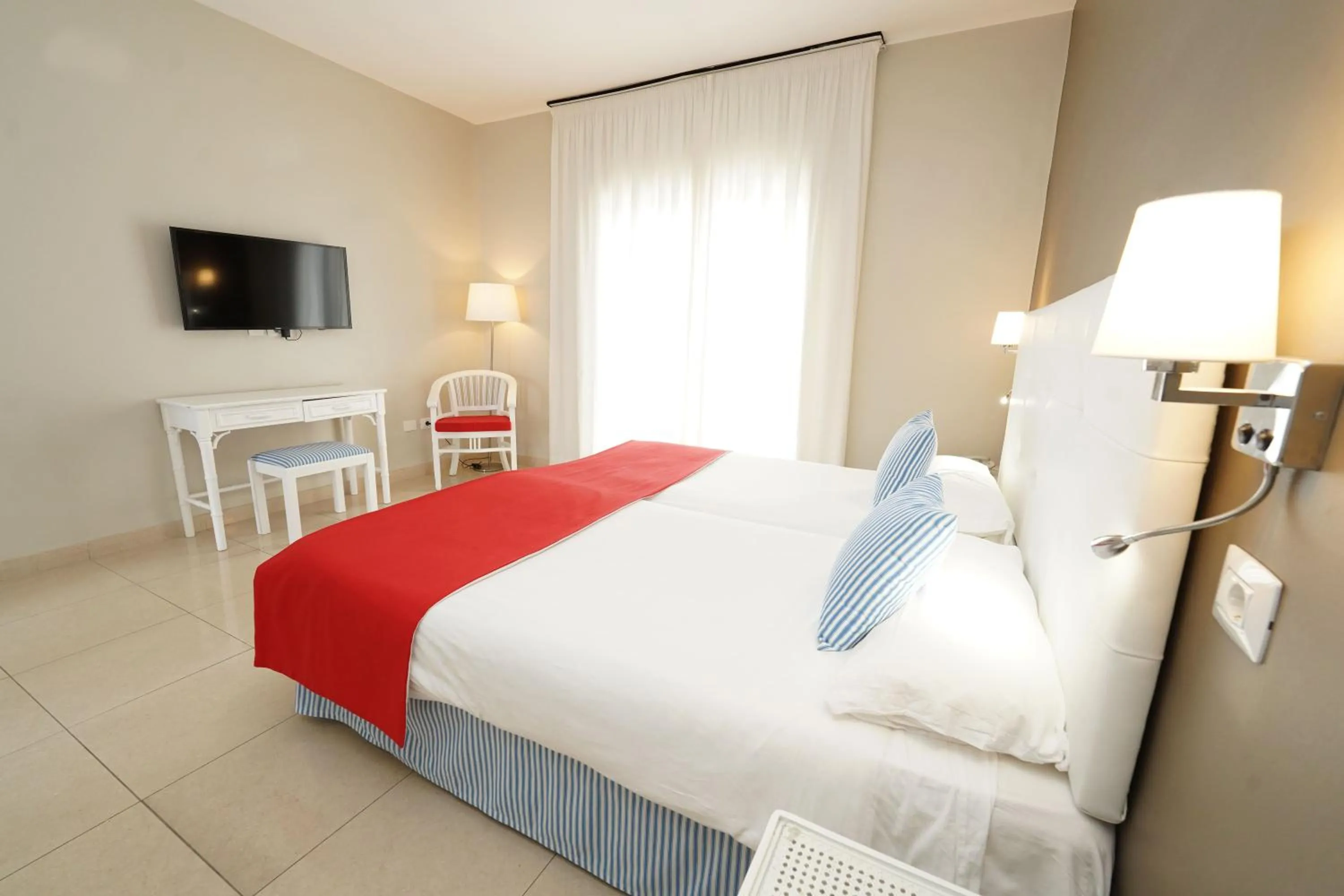 TV and multimedia, Bed in Hotel RF San Borondon