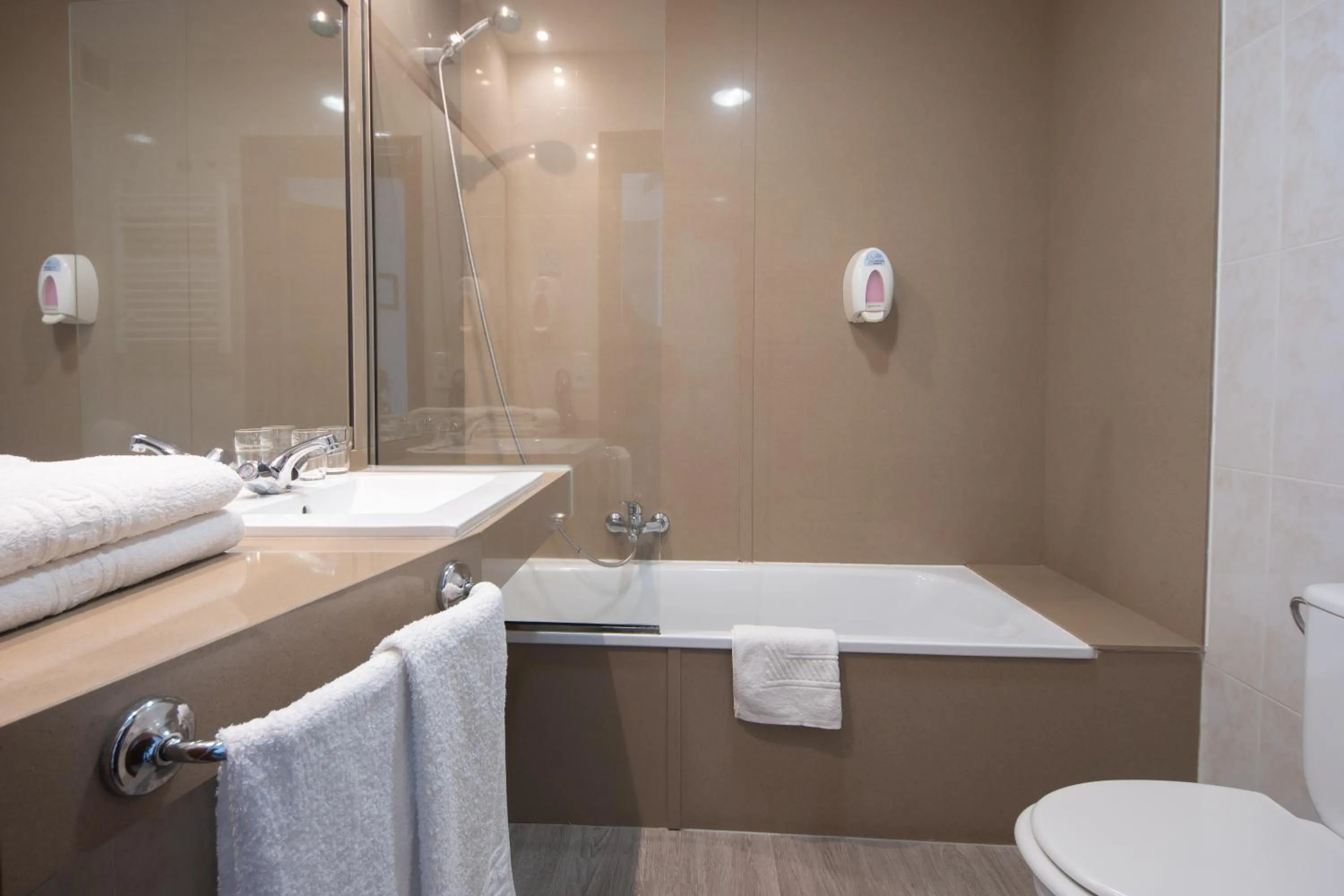 Bathroom in Hotel & Spa Carlos desde 1996
