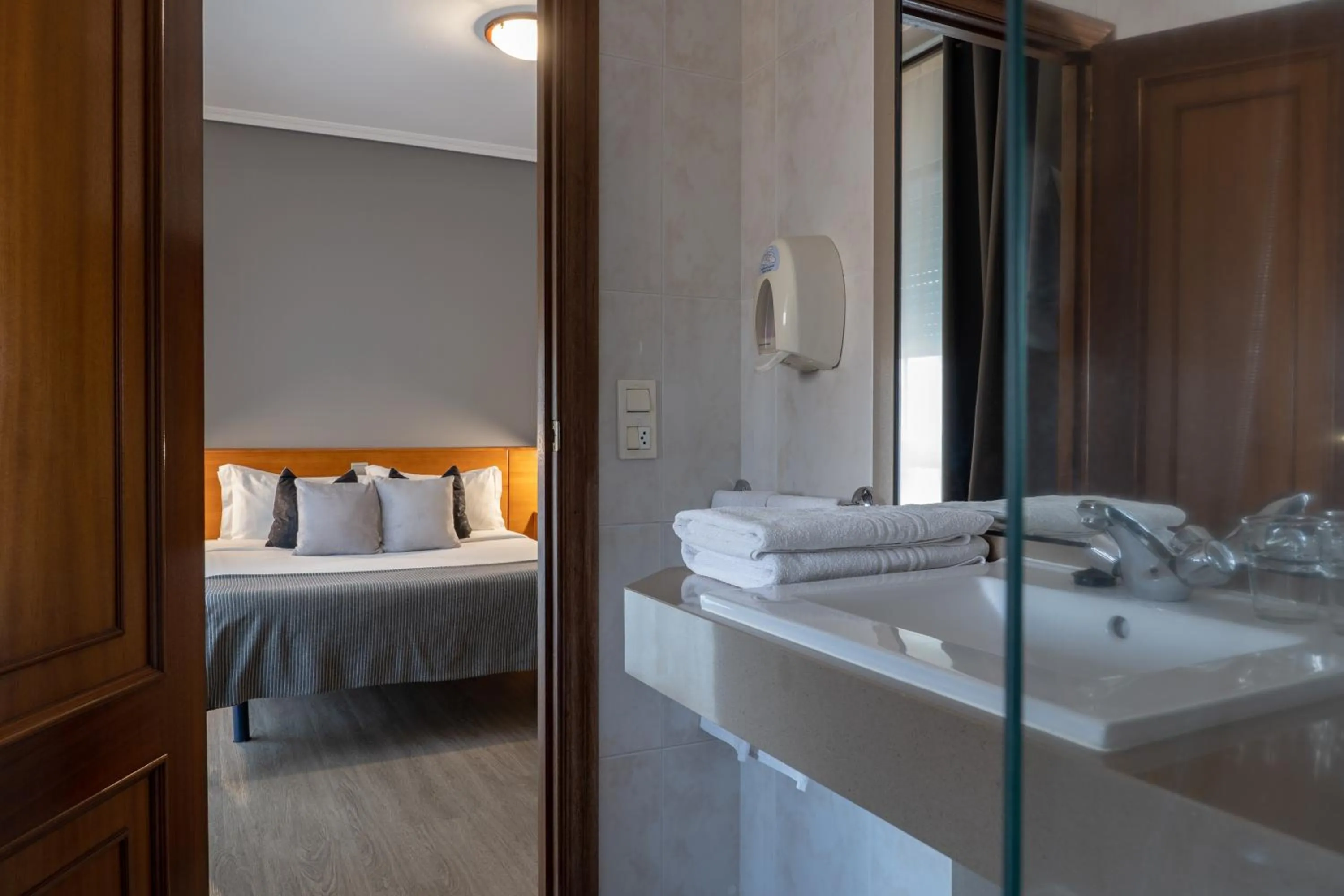 Bathroom, Bed in Hotel & Spa Carlos desde 1996