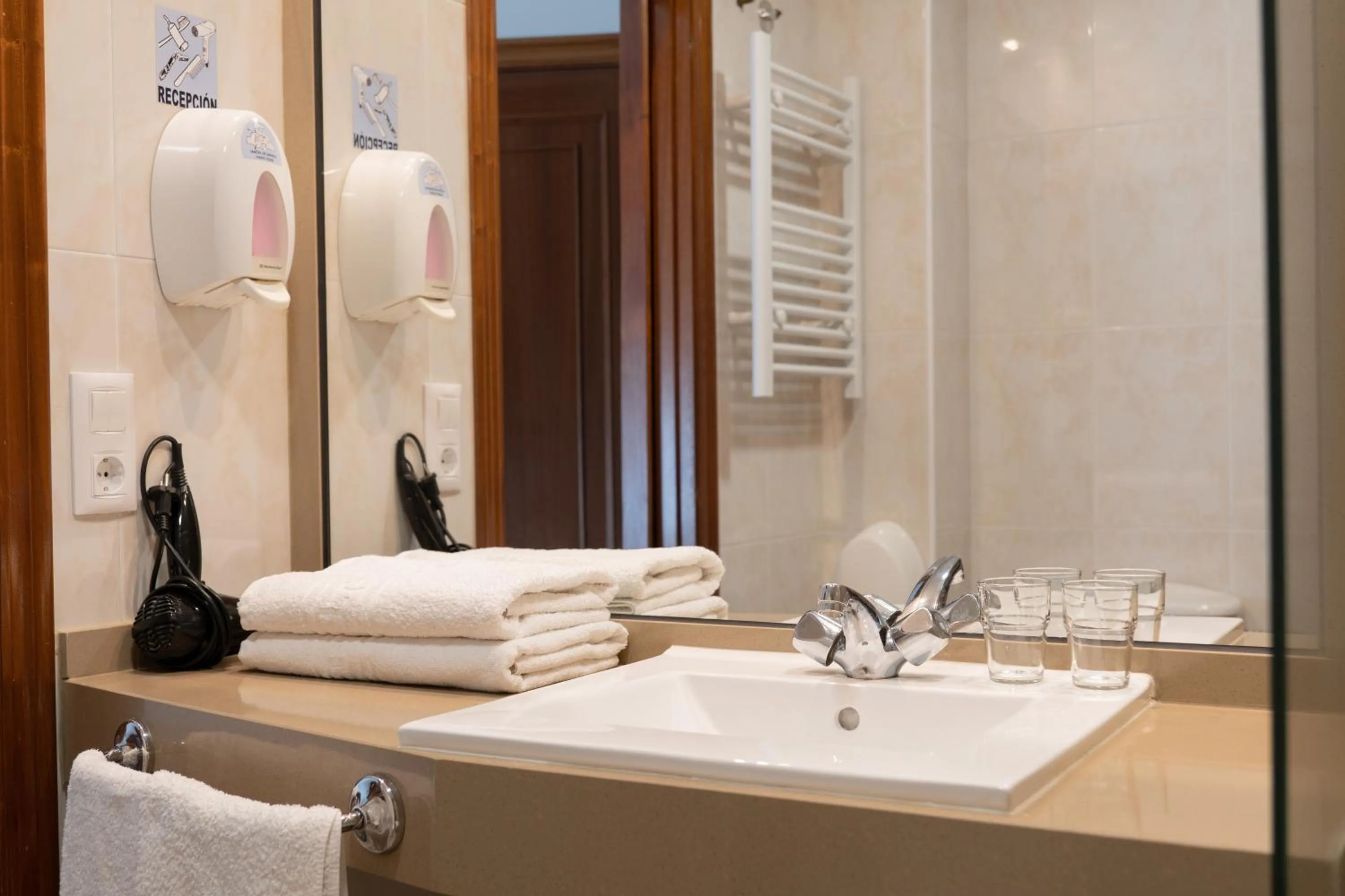 Bathroom in Hotel & Spa Carlos desde 1996