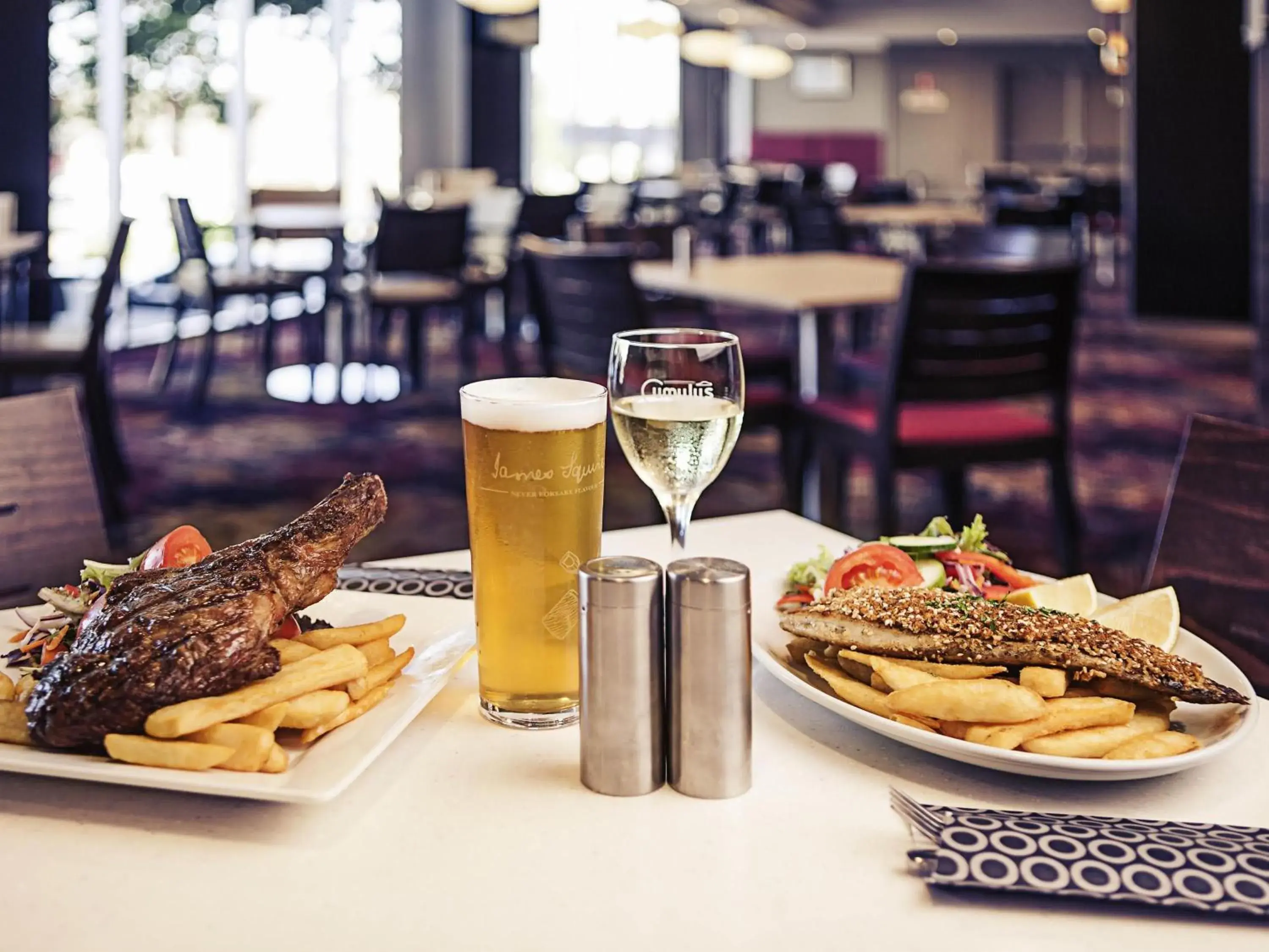 Restaurant/places to eat in Mercure Orange Restaurant/places to eat in Mercure Orange