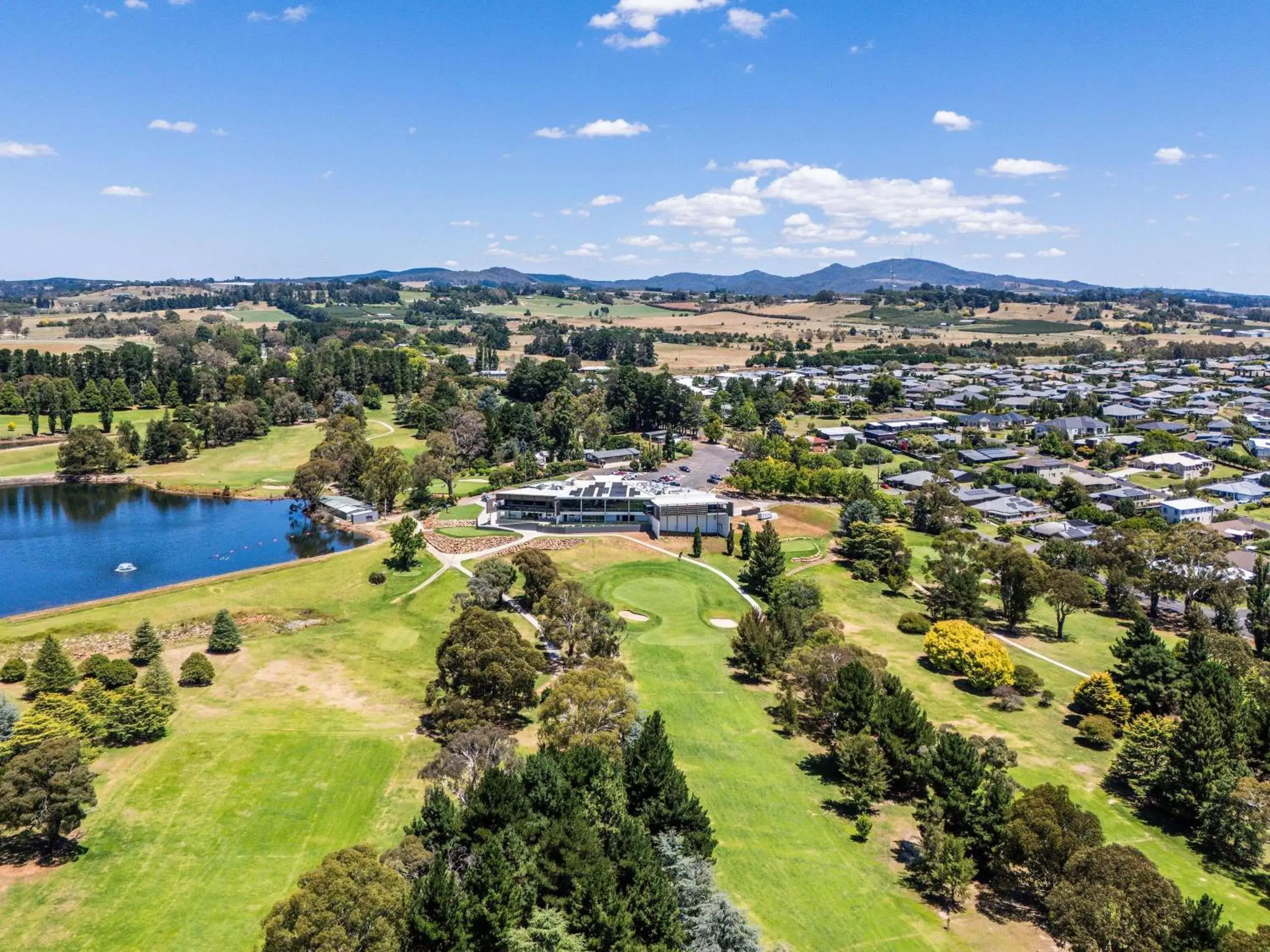 Property building in Mercure Orange Property building in Mercure Orange