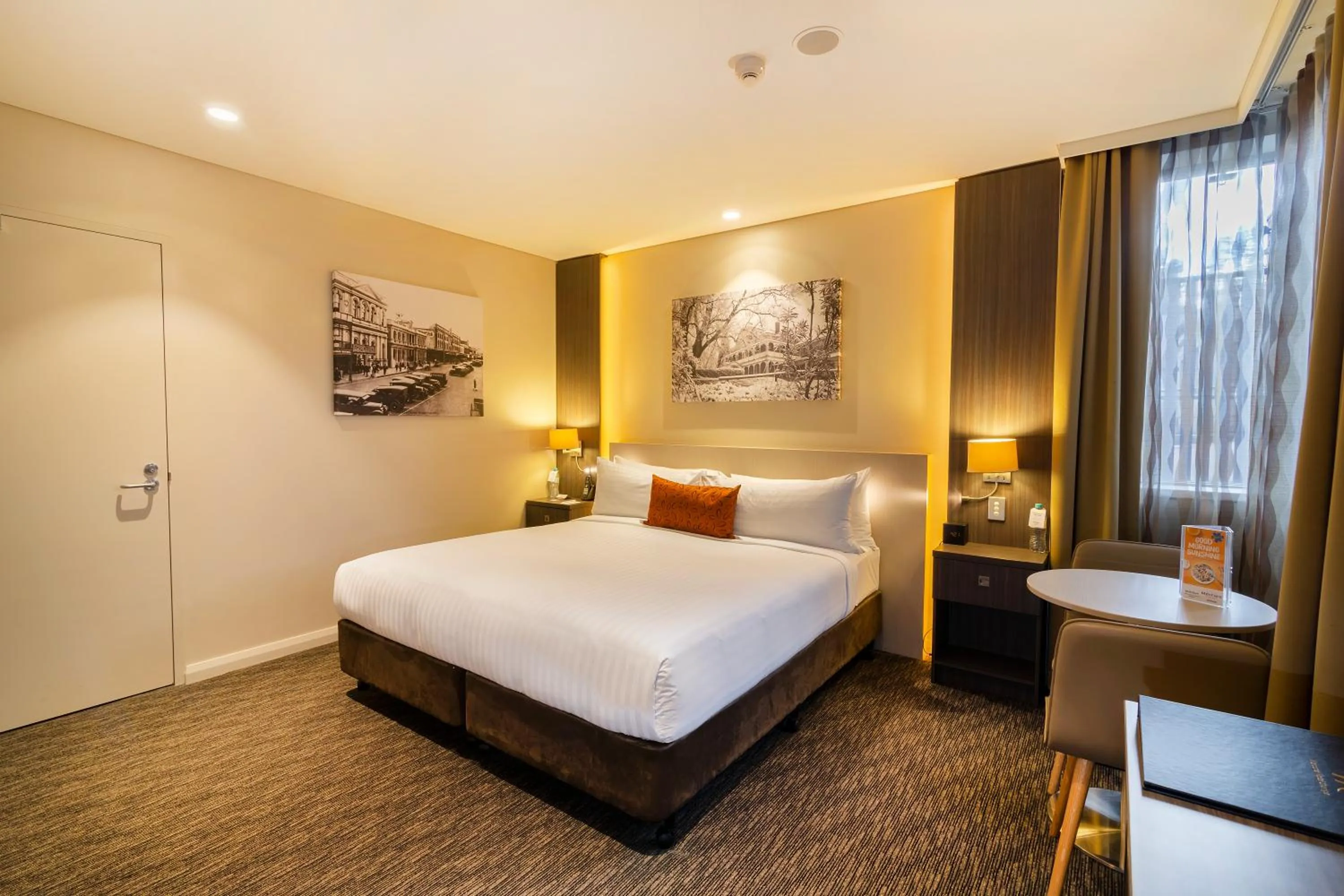 Photo of the whole room, Bed in Mercure Orange