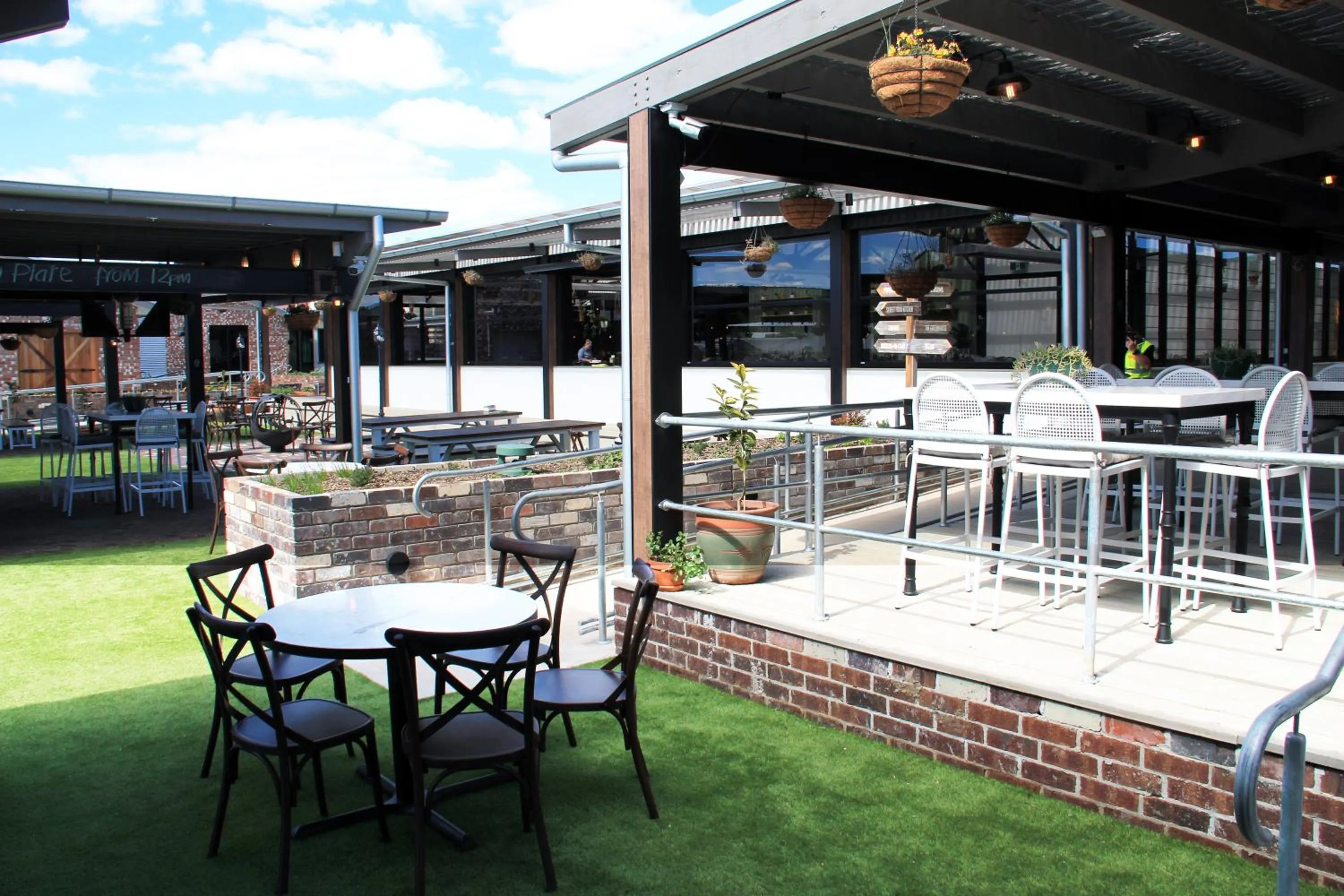 Restaurant/places to eat in Mercure Orange