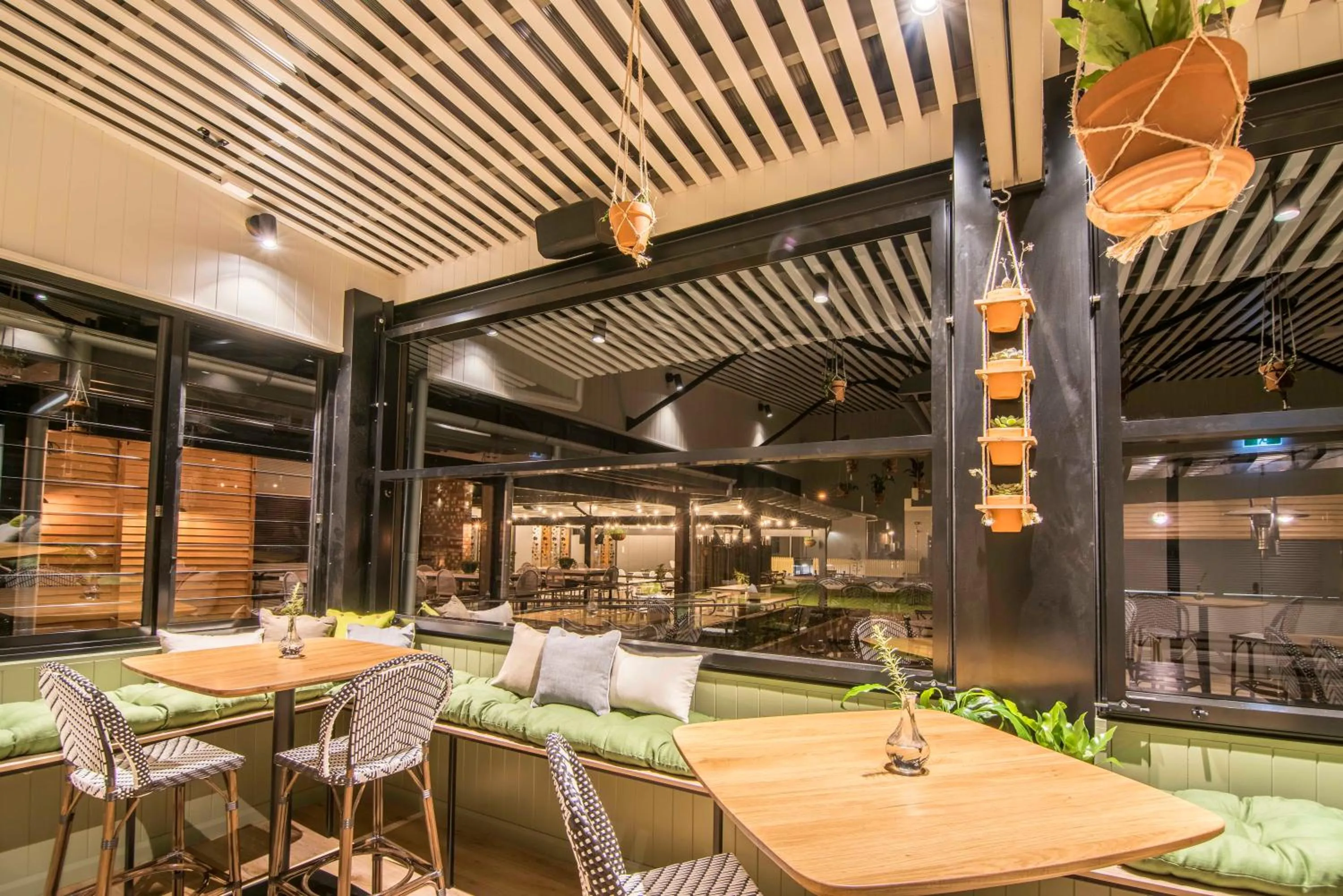 Restaurant/places to eat in Mercure Orange