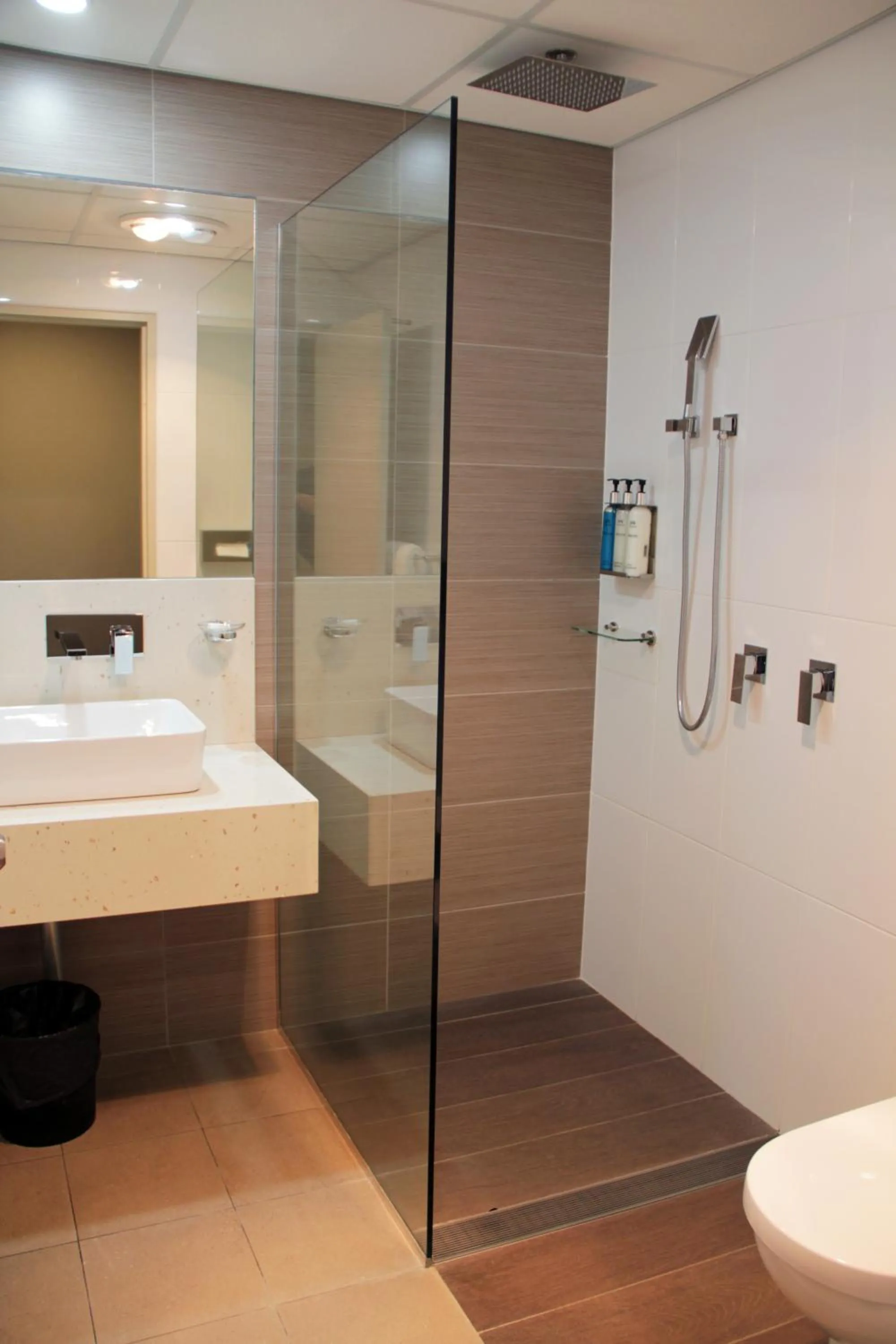 Shower in Mercure Orange