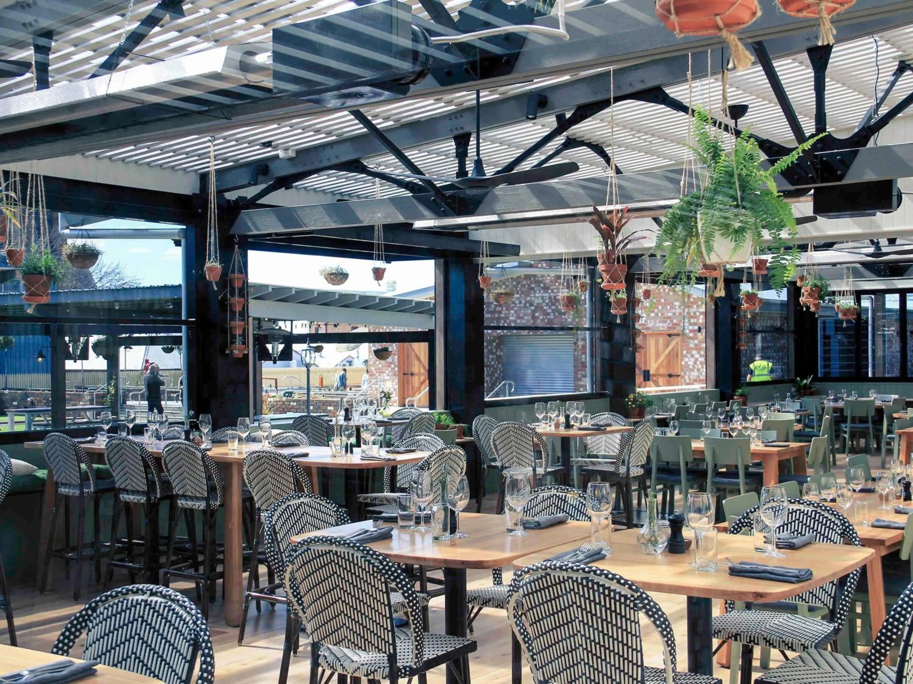 Restaurant/places to eat in Mercure Orange