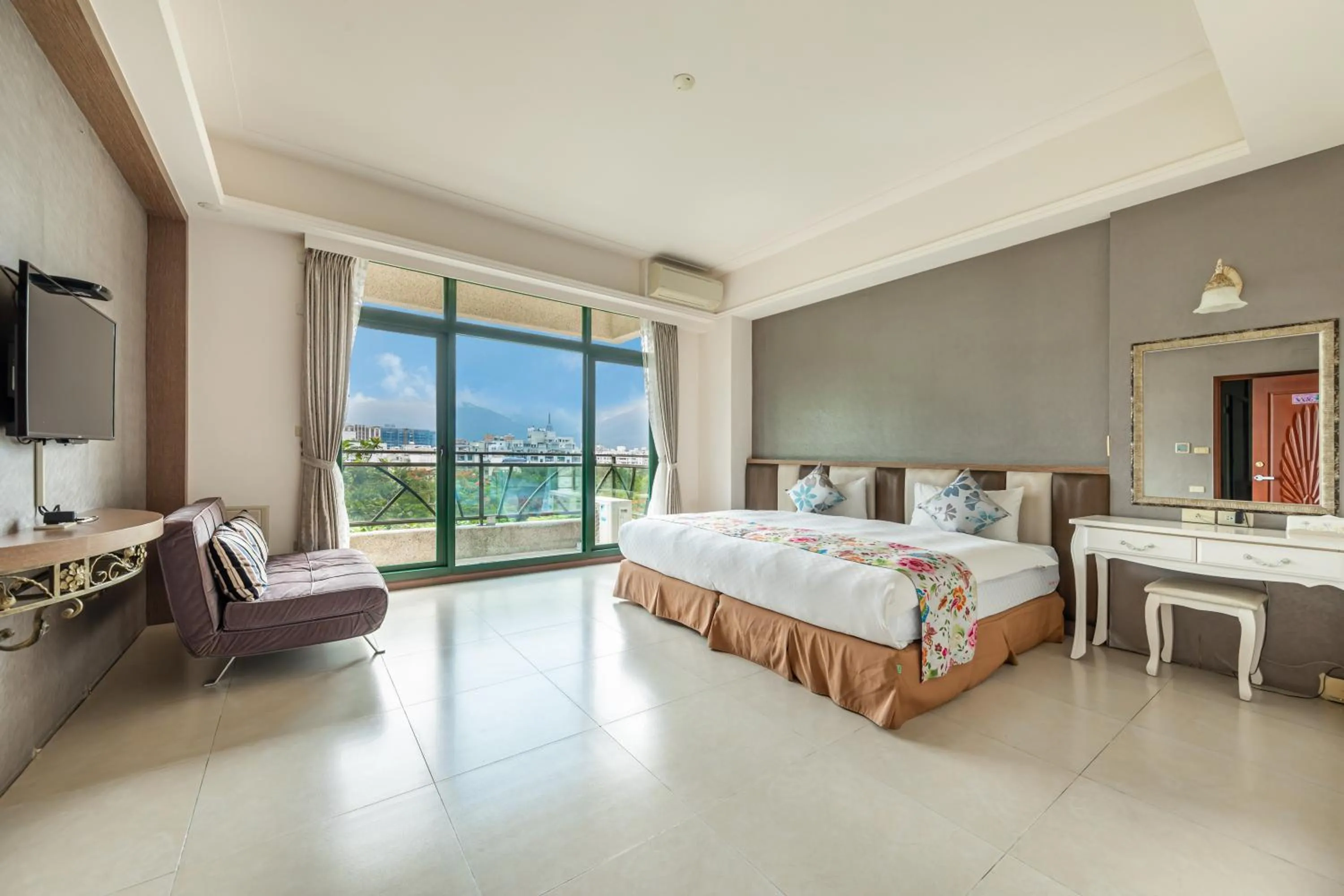 Queen Room with Balcony in Regal Haven Elevator Hualien