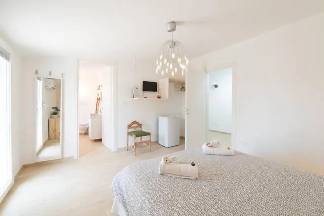 Photo of the whole room, Bed in Like At Home B&B