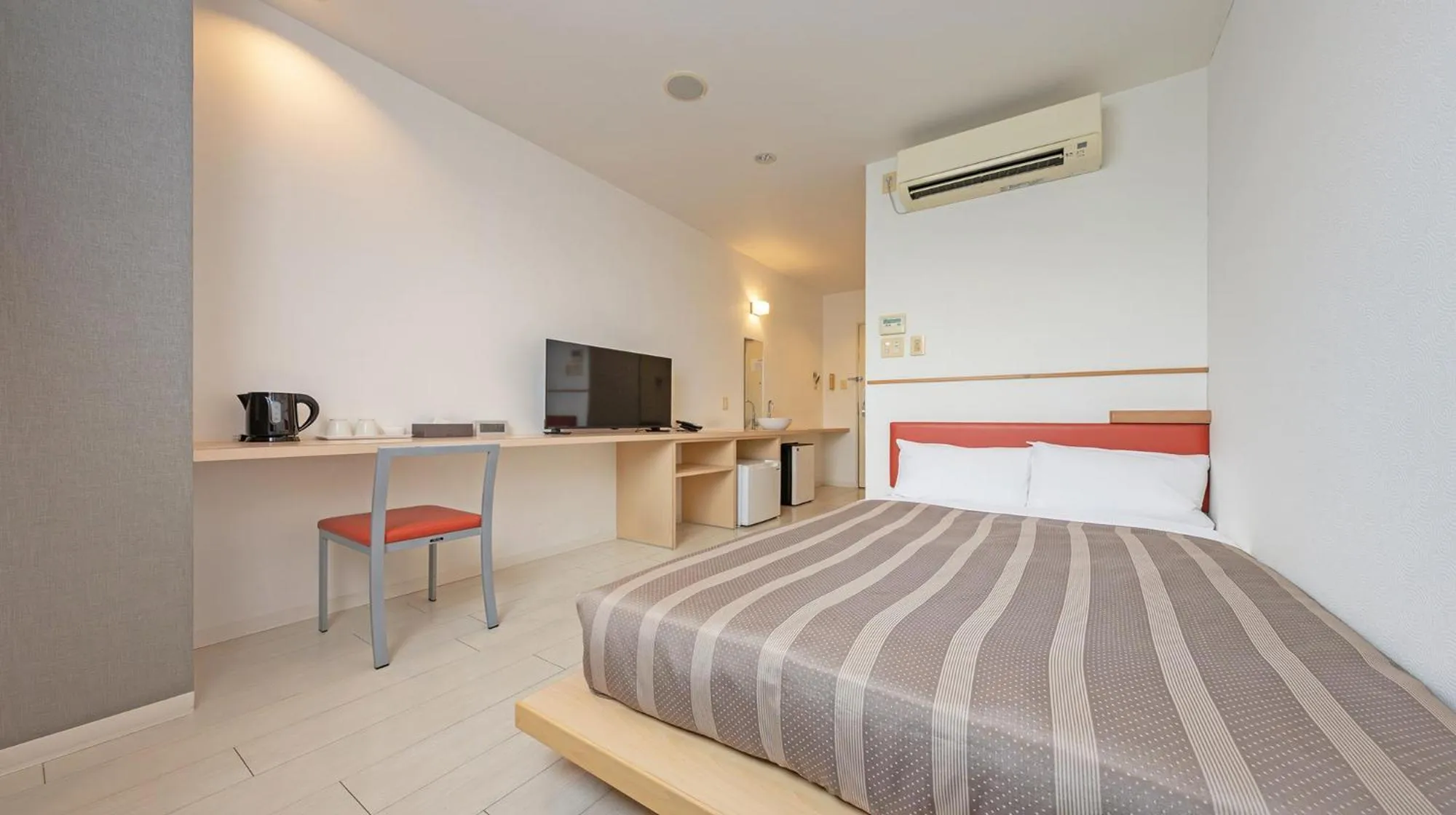 Photo of the whole room, Bed in Quintessa Hotel Fukuoka watanabedori Comic&Books