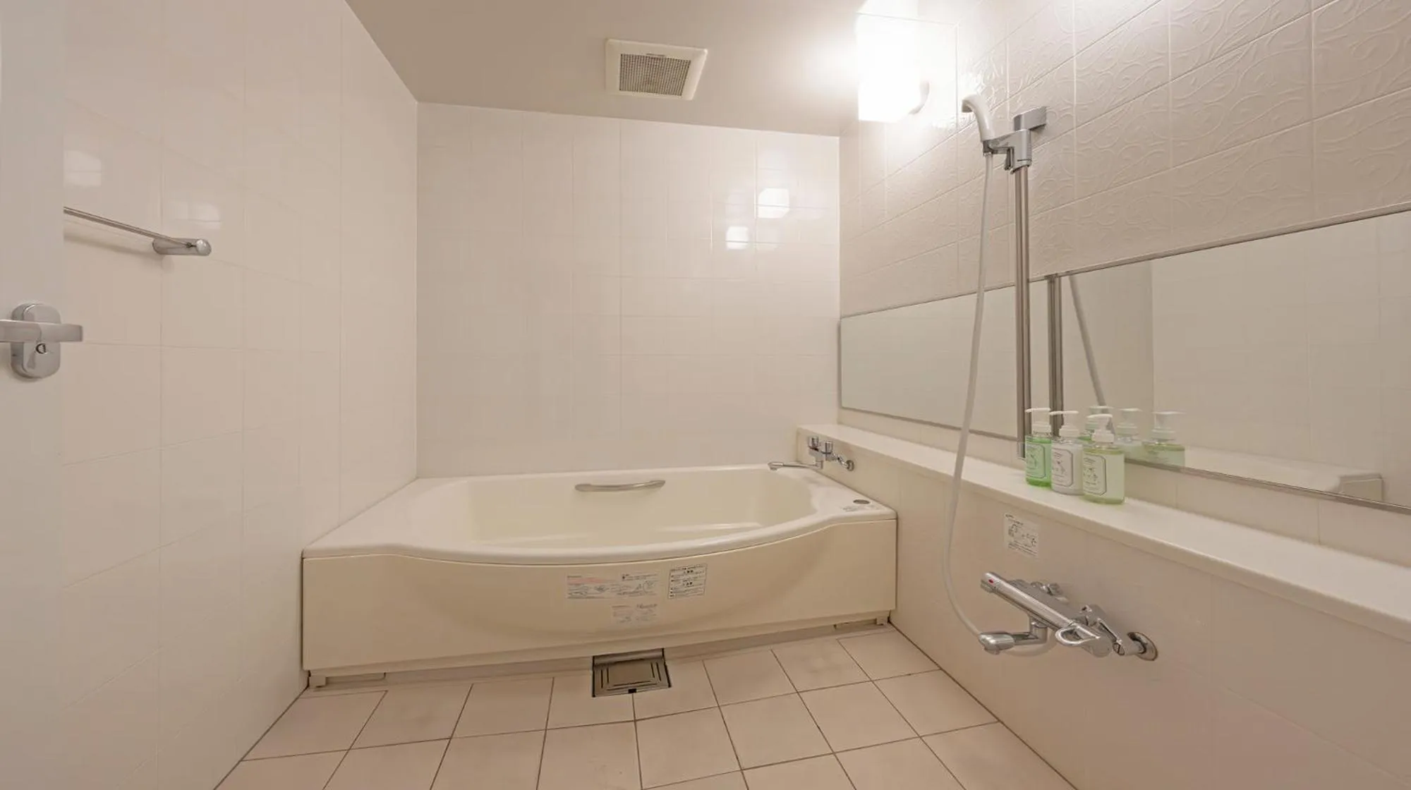 Photo of the whole room in Quintessa Hotel Fukuoka watanabedori Comic&Books