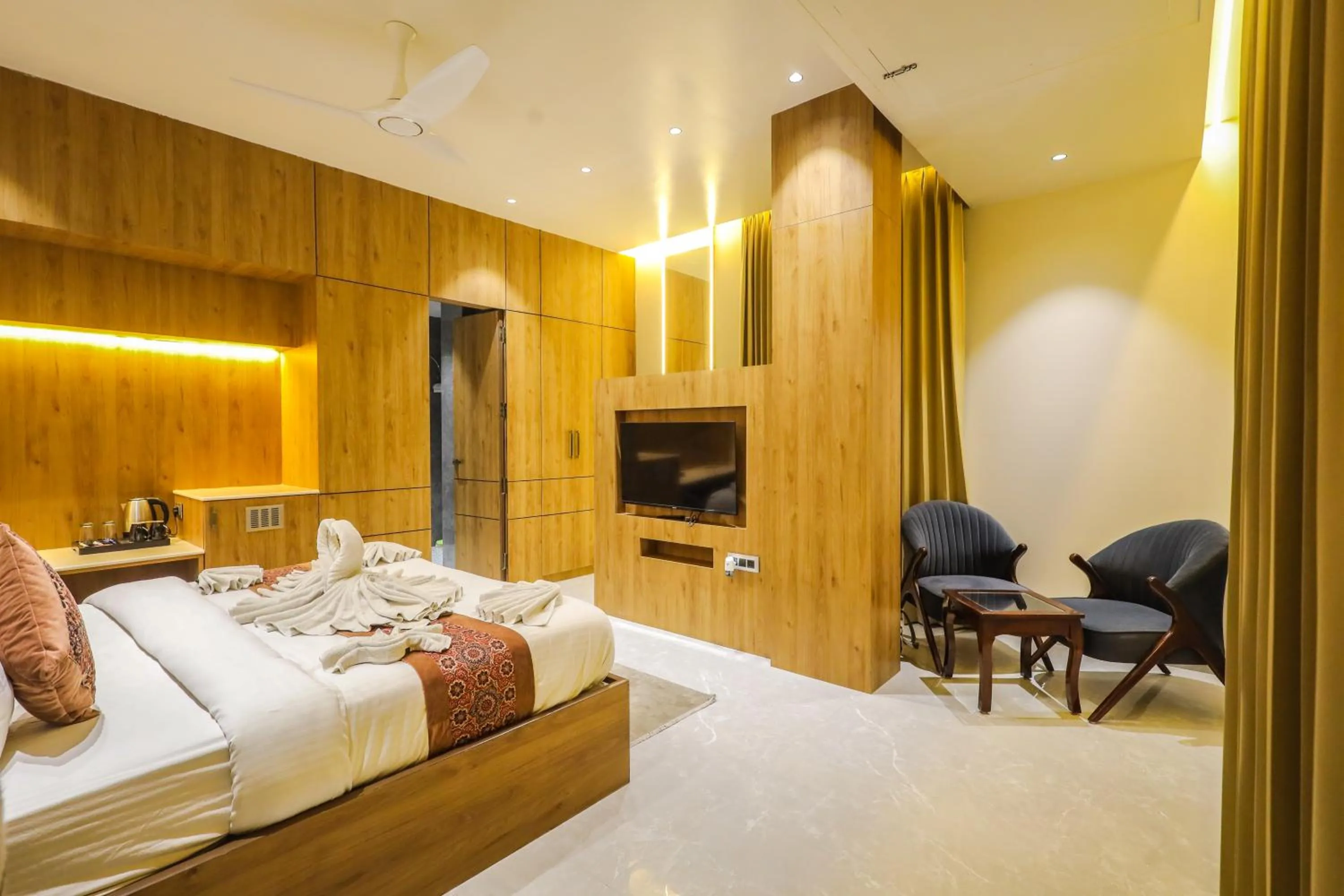 Seating area, Bed in Shri Damodar Dham