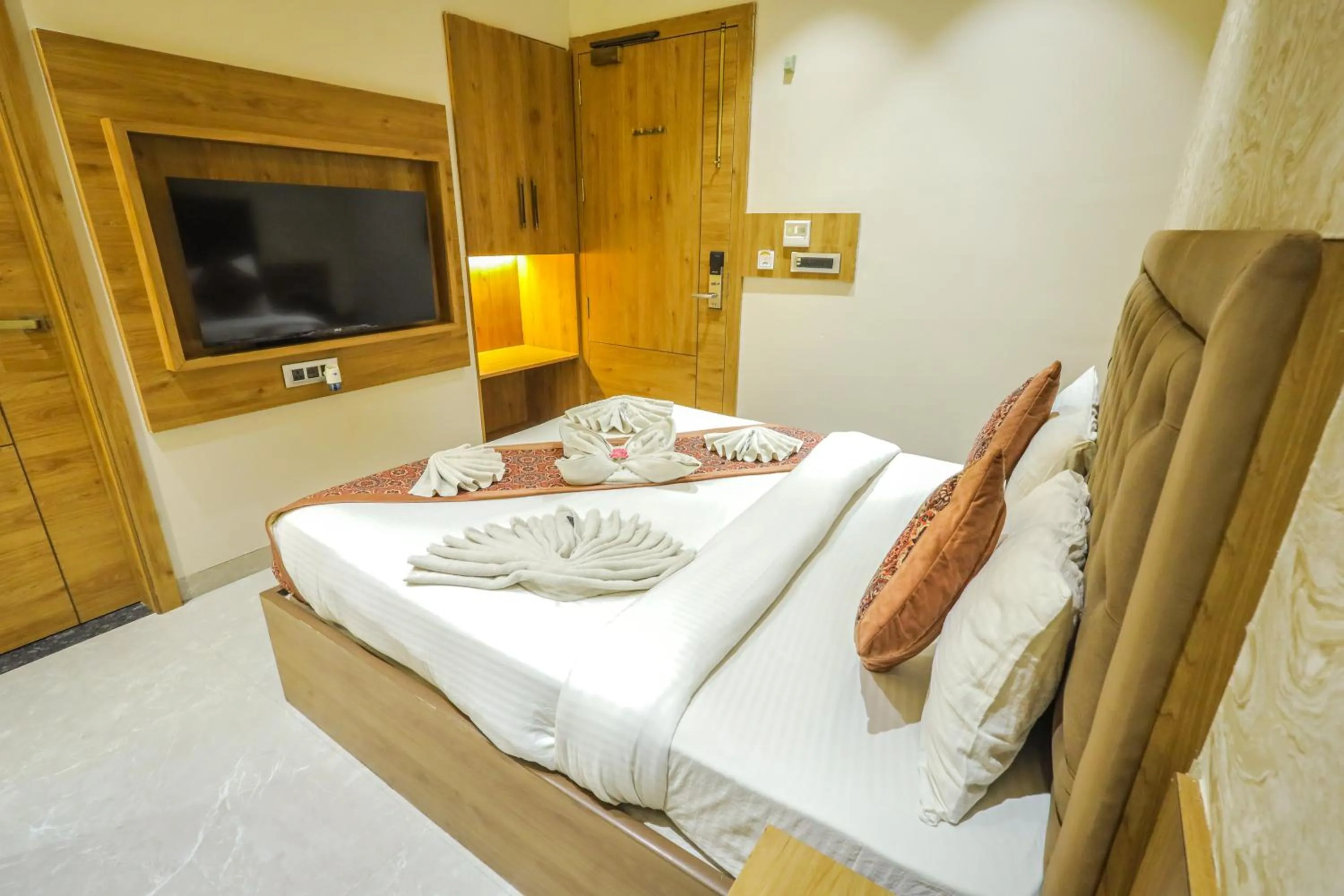 Bed in Shri Damodar Dham