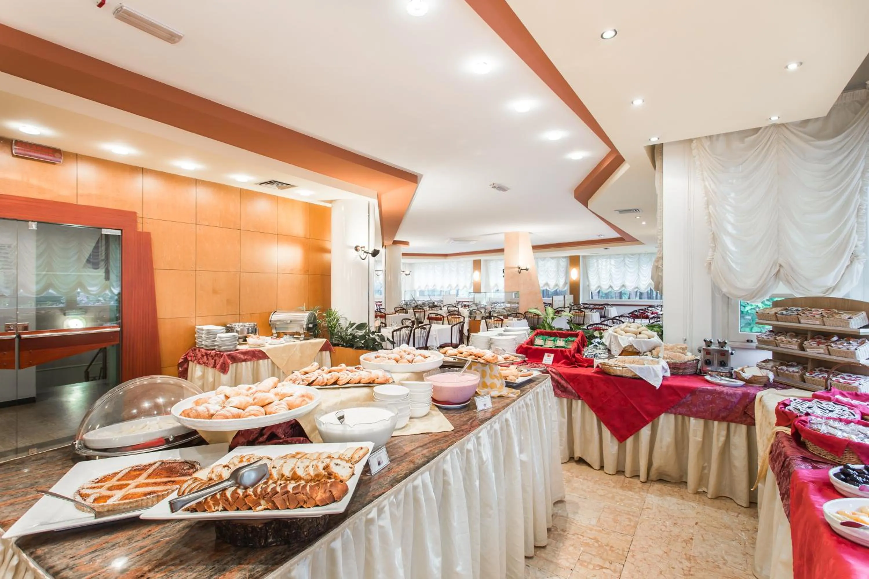 Buffet breakfast in Hotel Everest