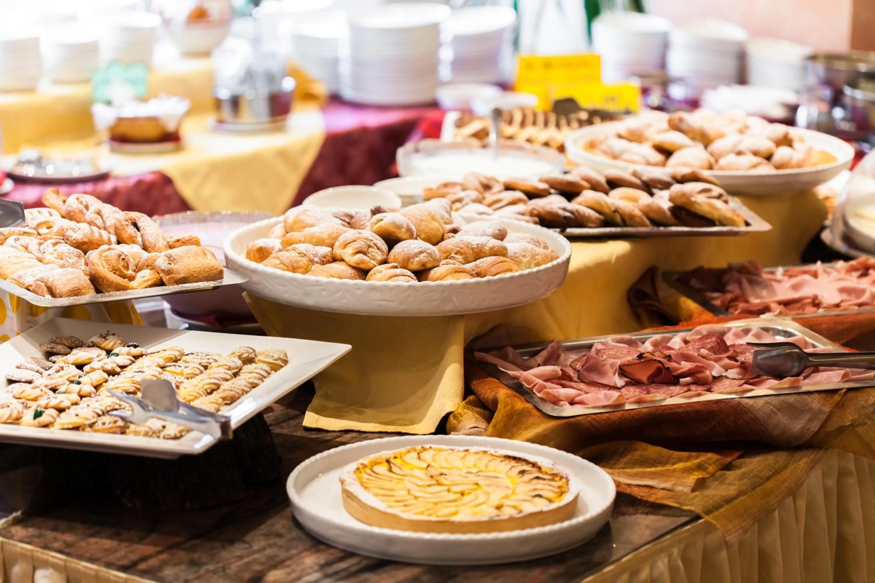 Continental breakfast in Hotel Everest