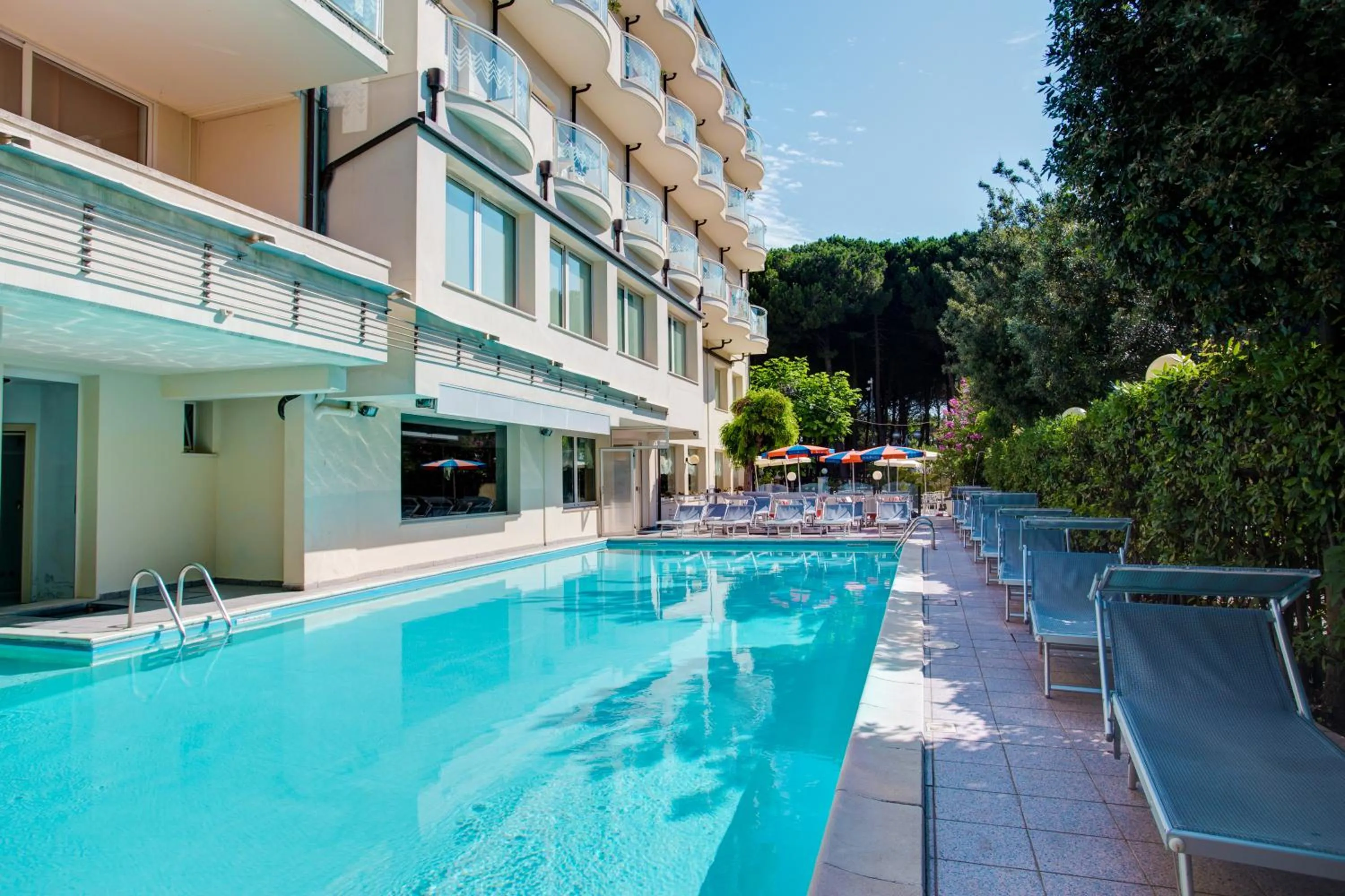 Swimming pool in Hotel Everest