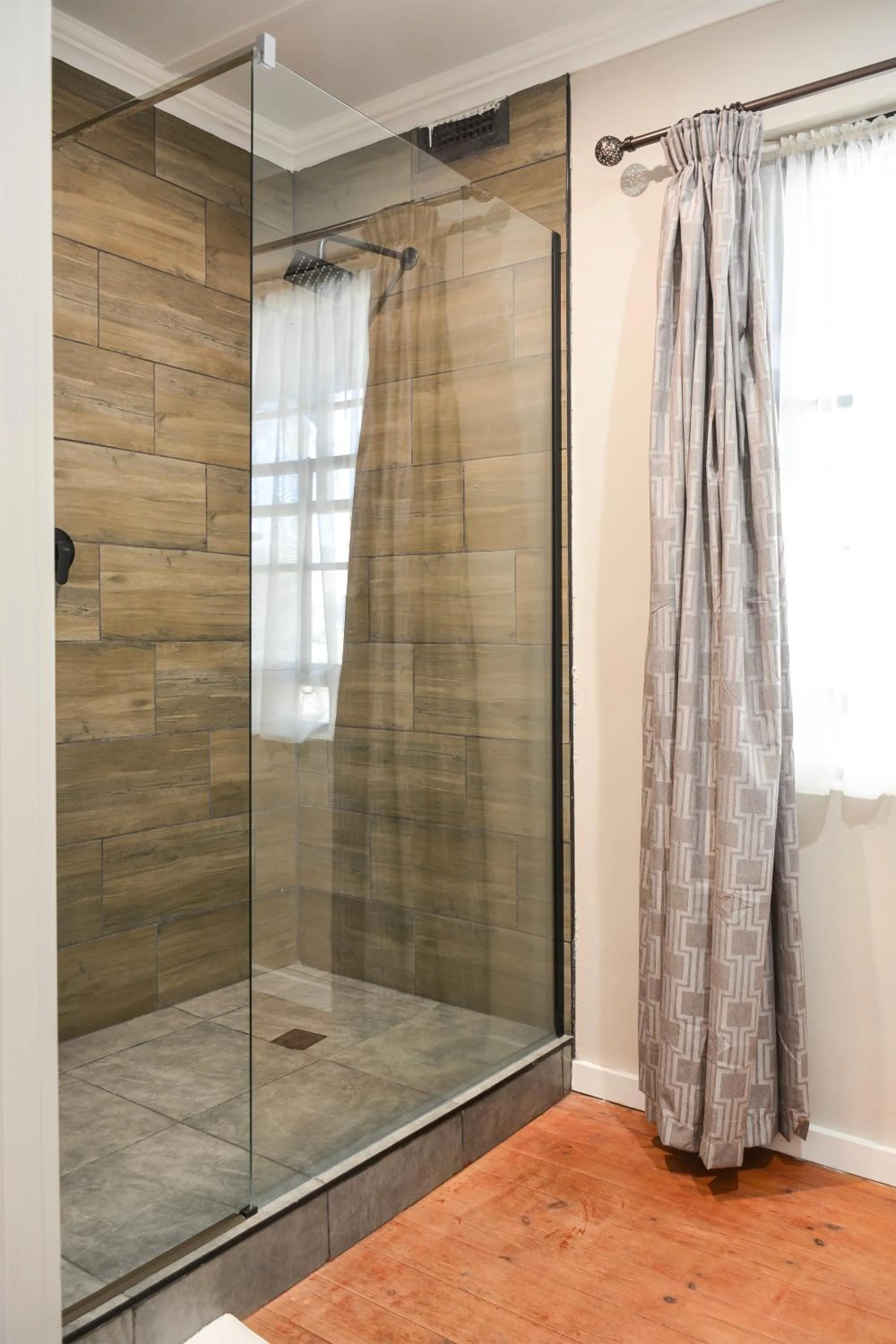 Shower in Biggy Best Boutique Hotel & Self Catering Cottages