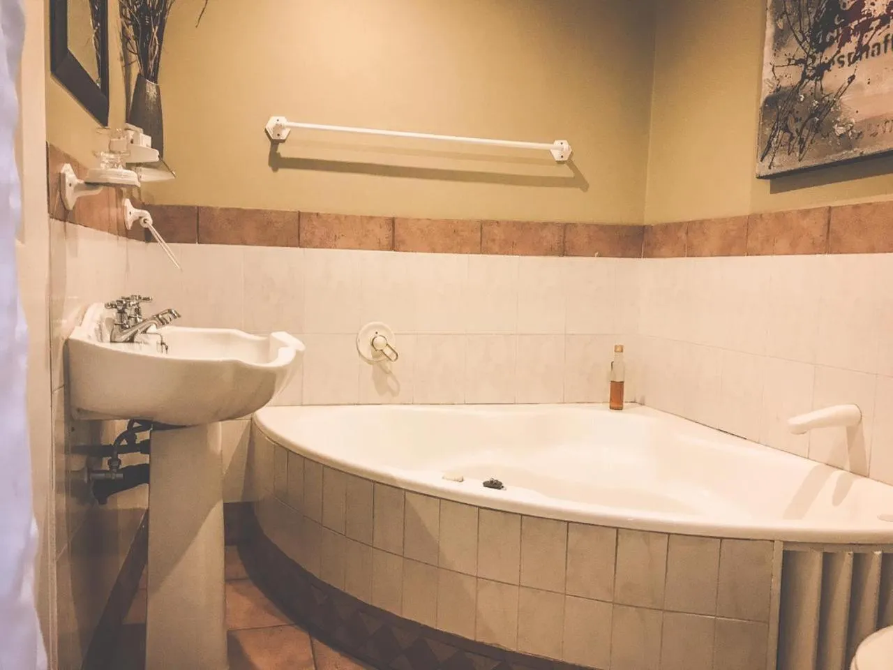 Hot Tub in Biggy Best Boutique Hotel & Self Catering Cottages