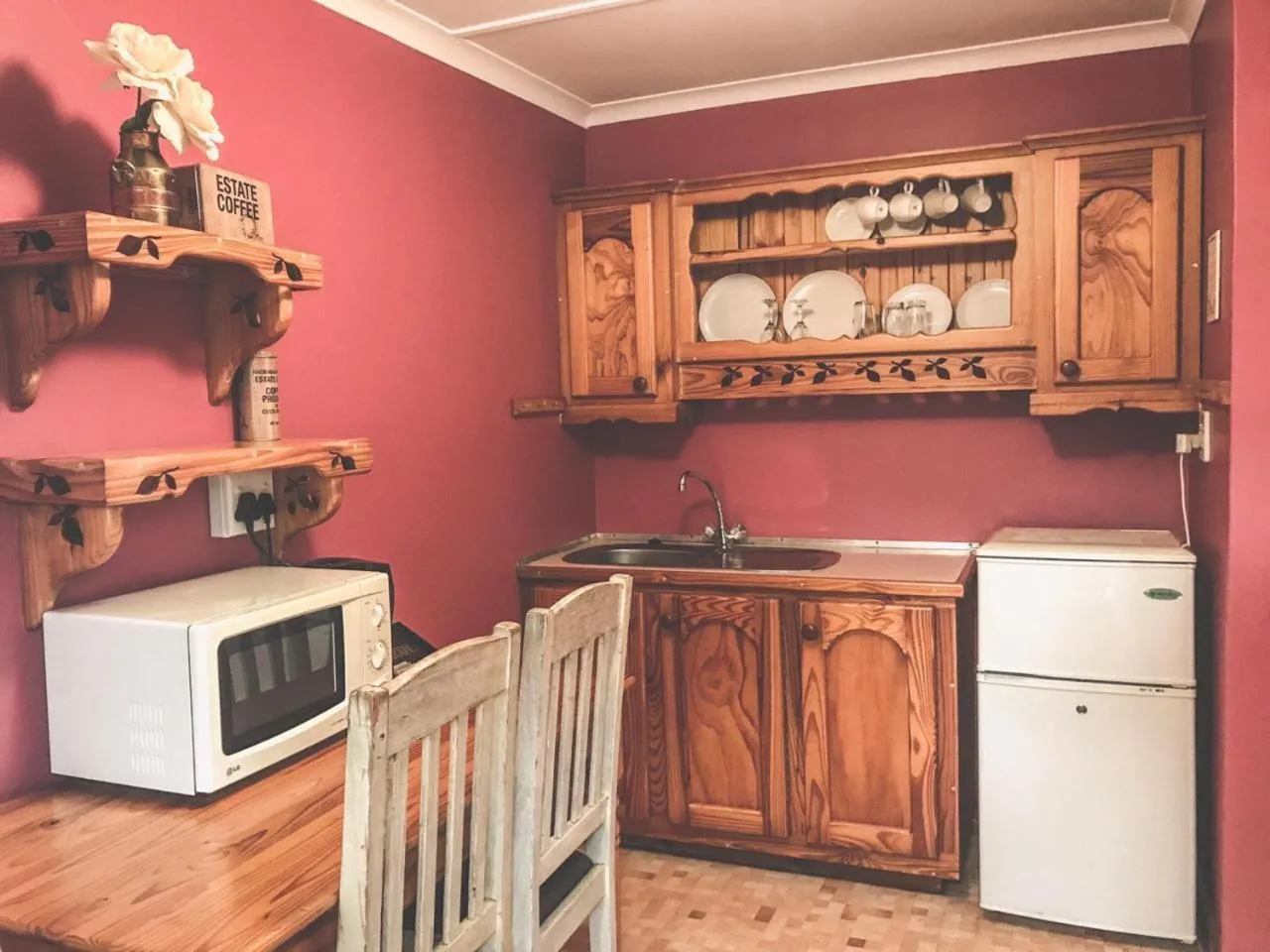 Kitchen or kitchenette in Biggy Best Boutique Hotel & Self Catering Cottages