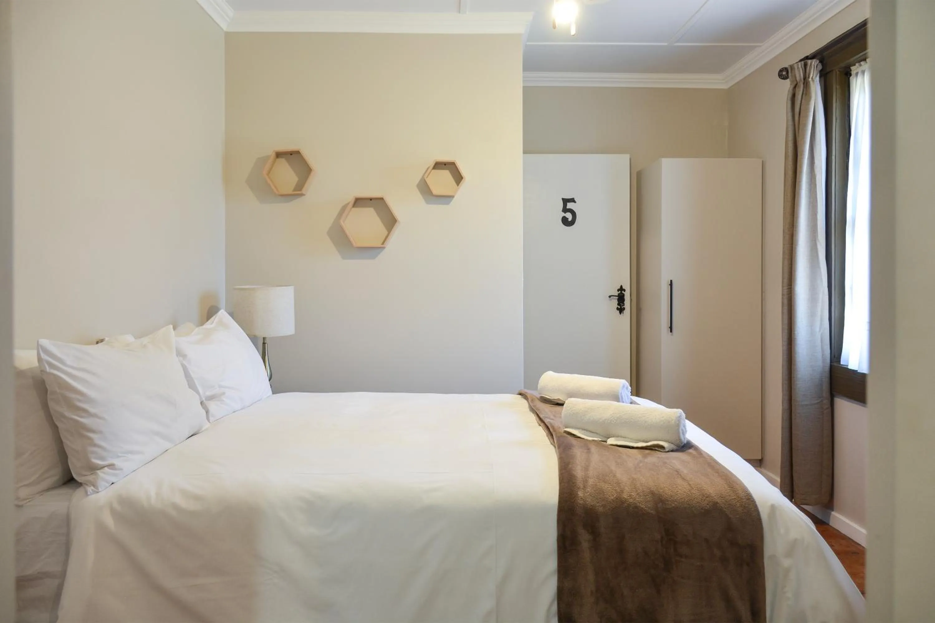 Bed in Biggy Best Boutique Hotel & Self Catering Cottages