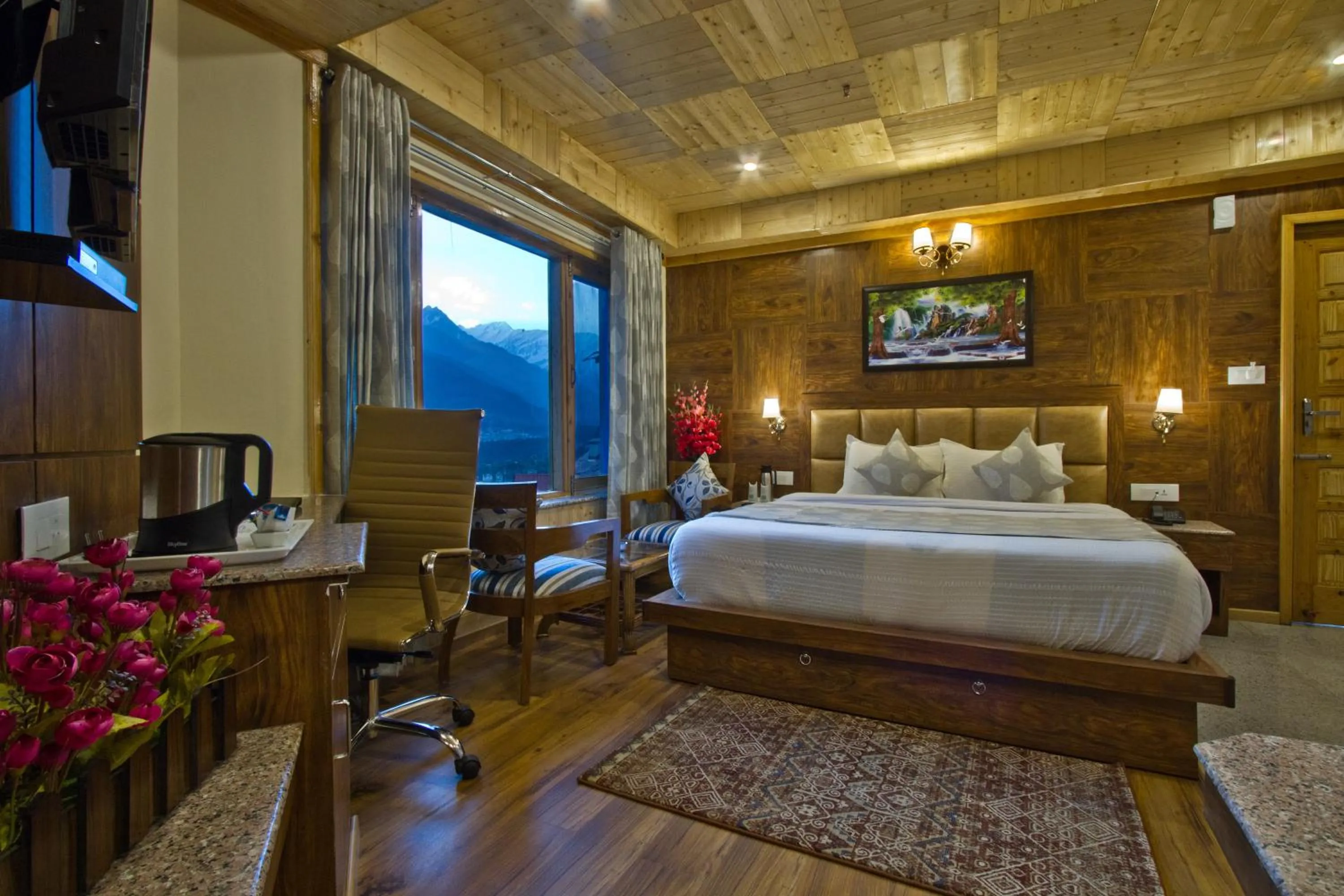 Bed in Foghills Cottages Manali