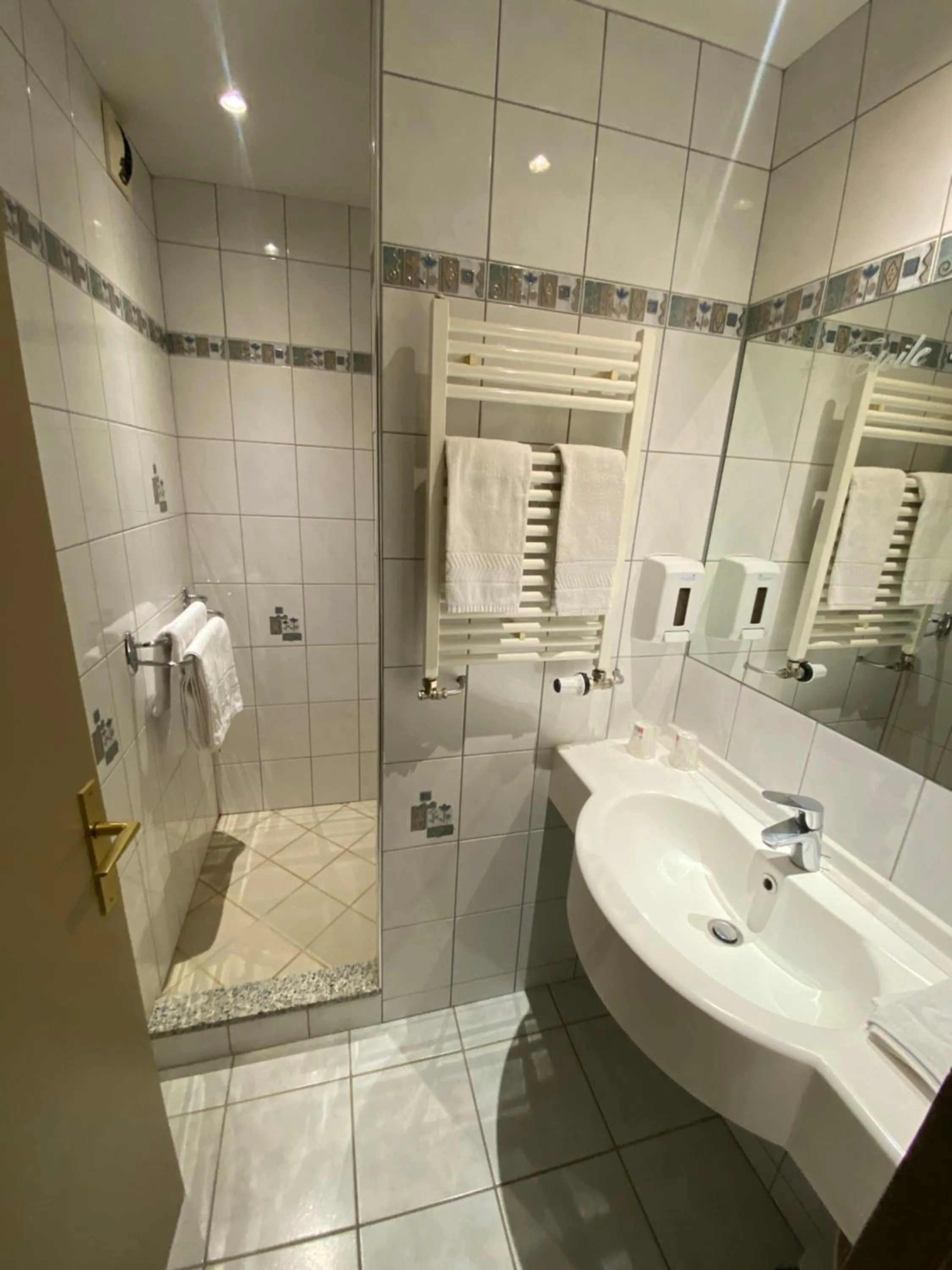 Property building in Hôtel Restaurant Etoile des Neiges Piscine Jacuzzi Sauna Massage Salle de Jeux