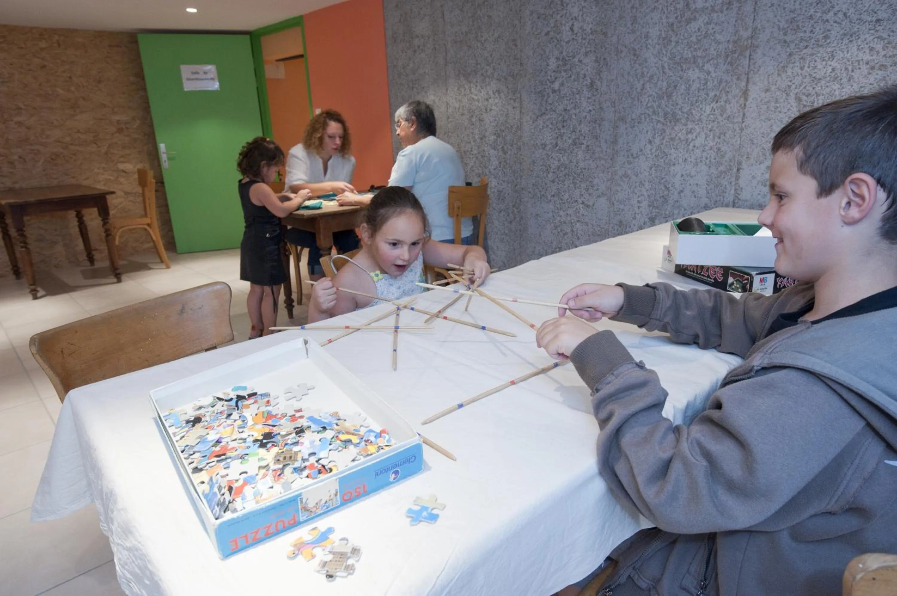 group of guests in Etoile des Neiges Hôtel et Piscine