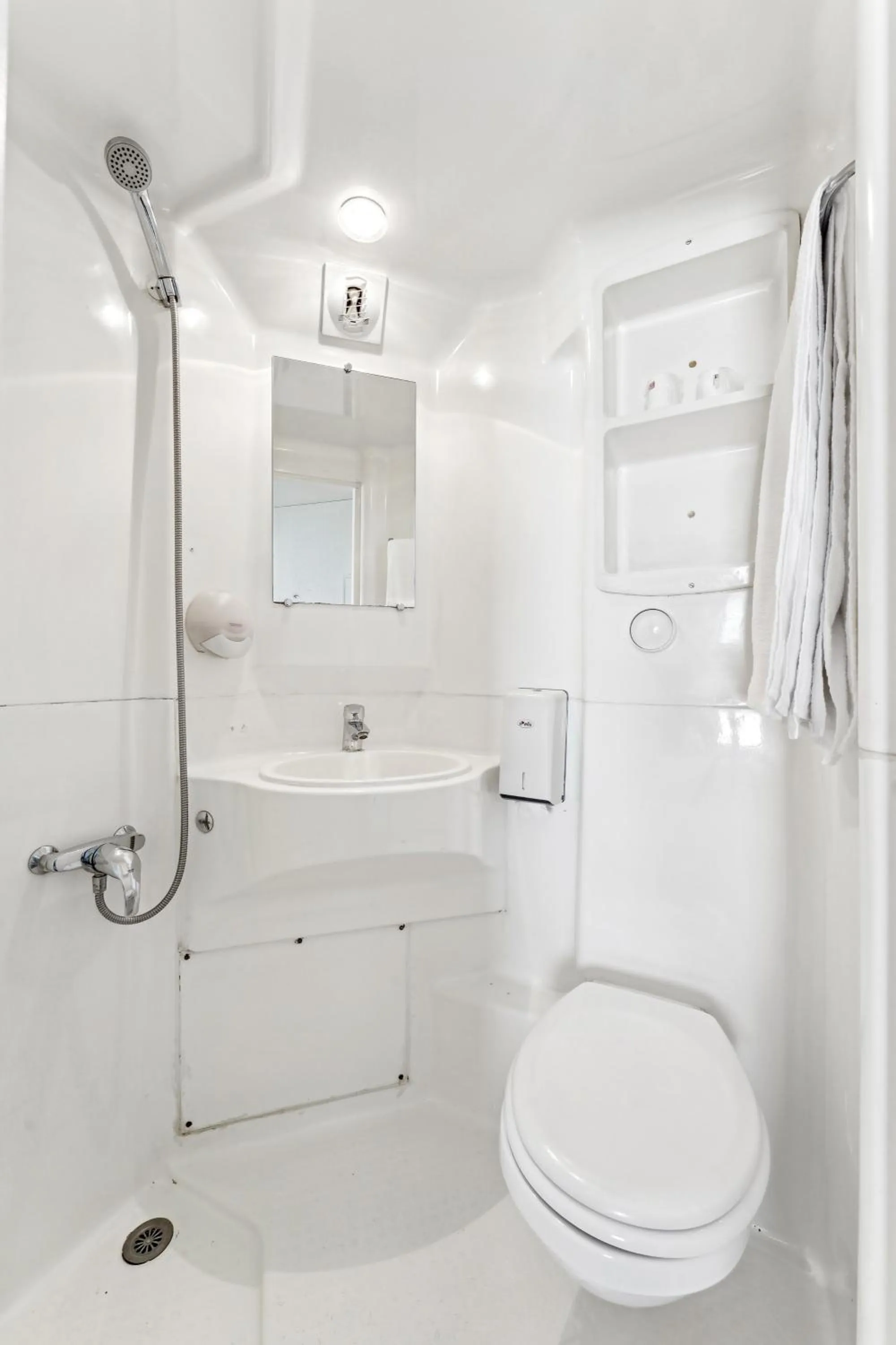 Shower in Hôtel Akena Pierrelaye