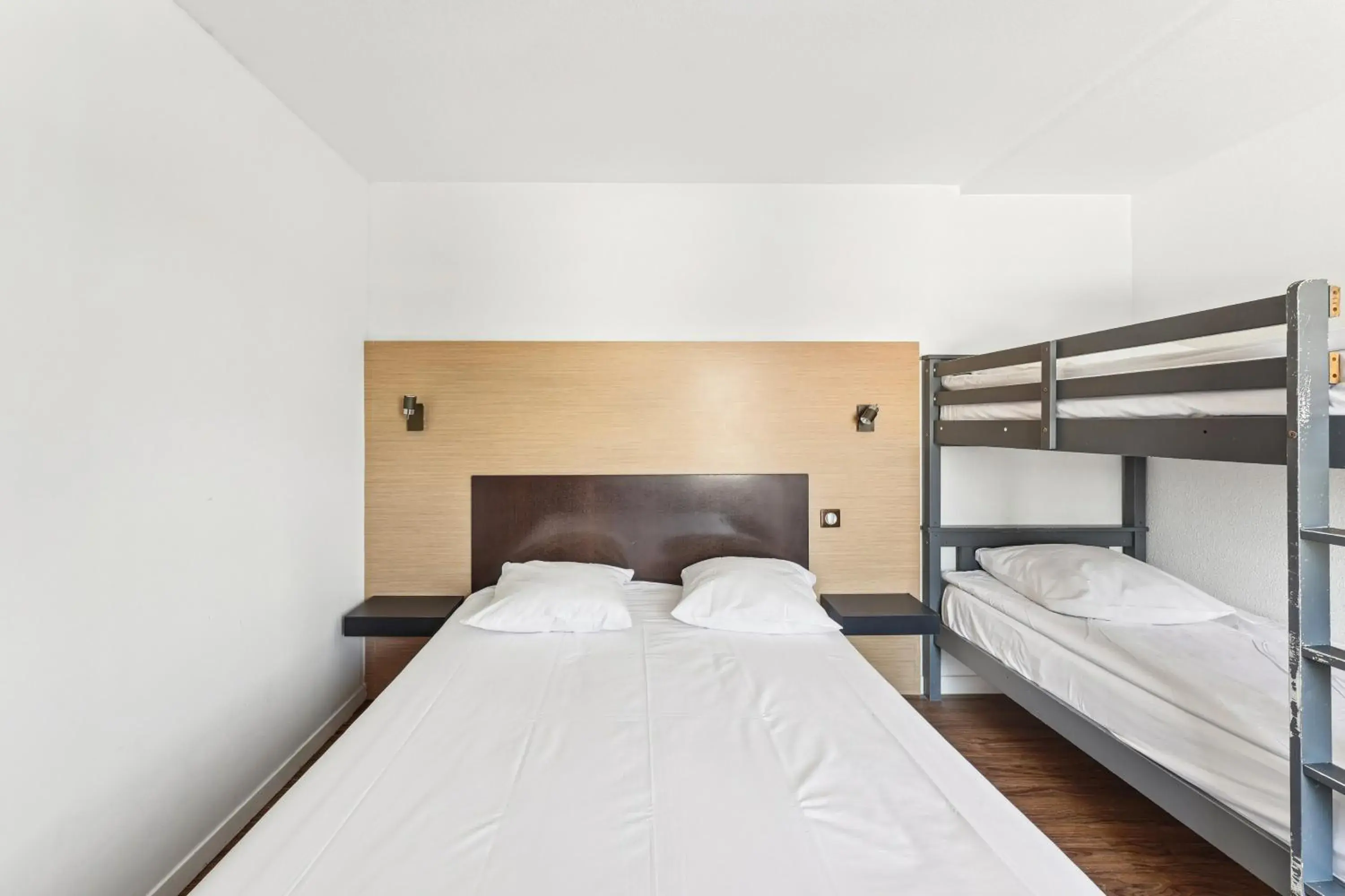 Family Room with Shower in Hôtel Akena Pierrelaye Family Room with Shower in Hôtel Akena Pierrelaye