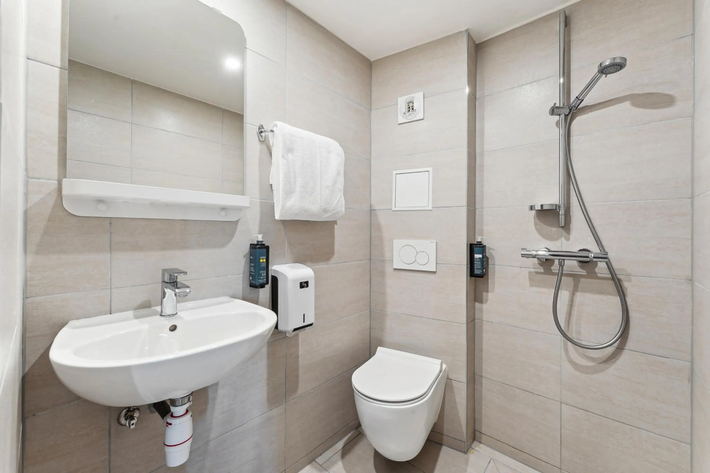 Bathroom in Hôtel Akena Pierrelaye