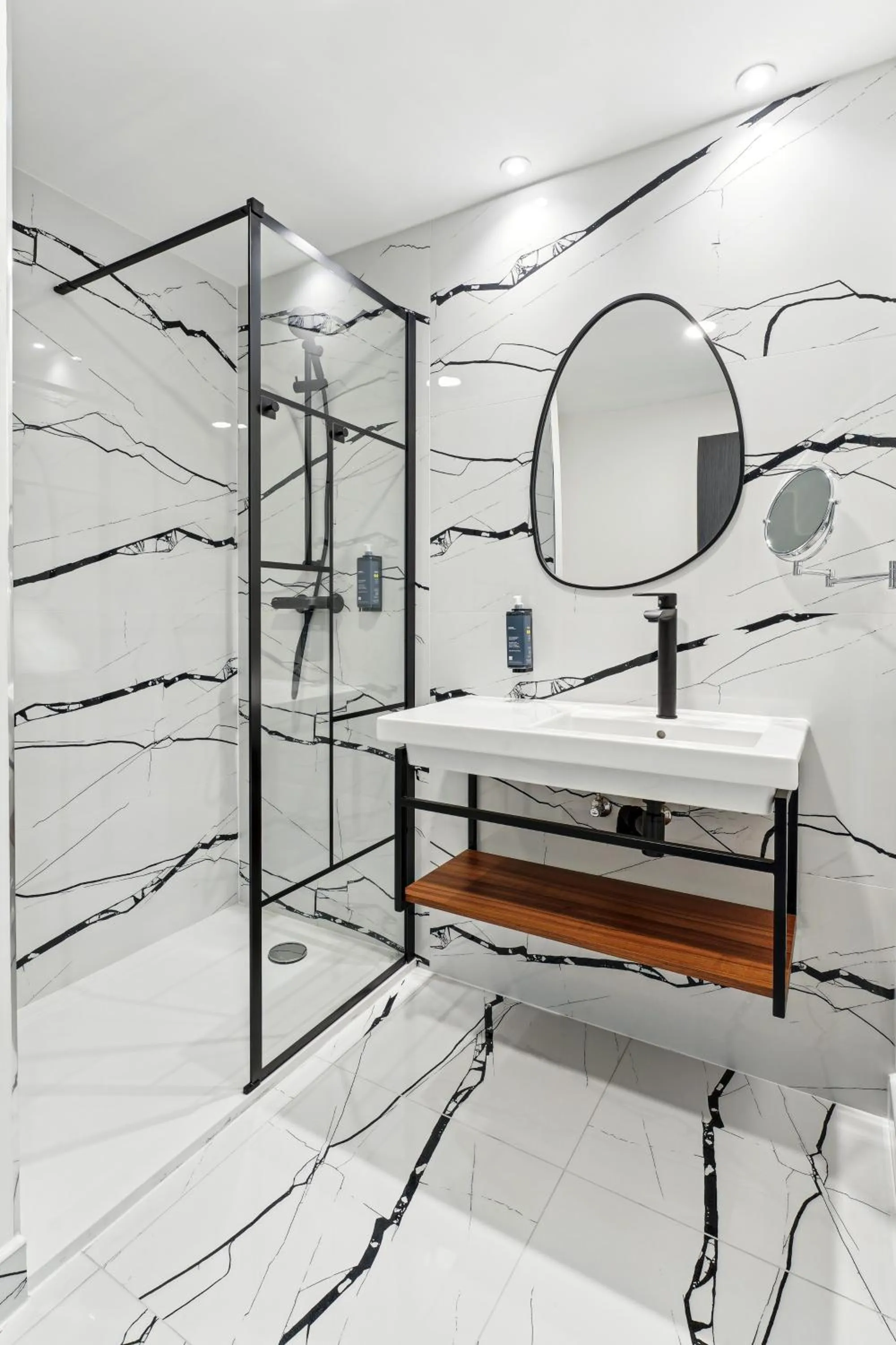 Shower in Hôtel Akena Pierrelaye