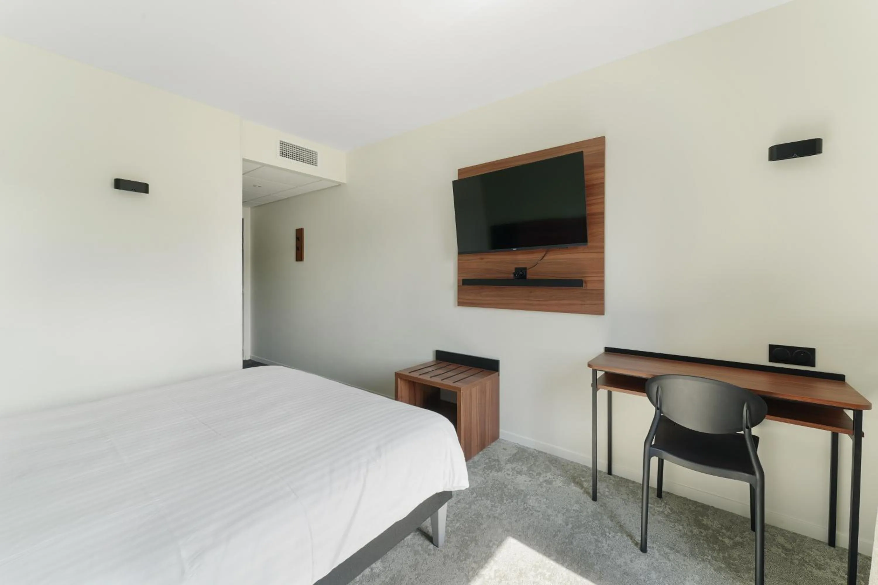 Photo of the whole room, Bed in Hôtel Akena Pierrelaye