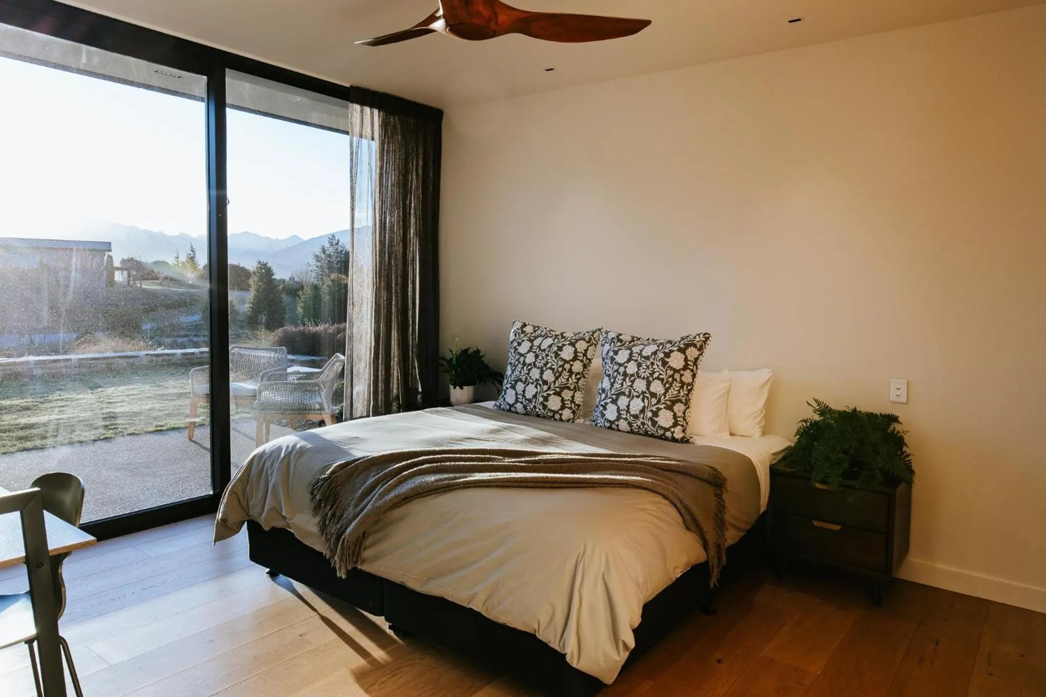 Bed in Ridgecrest - Sleeps 12 - Mountain Views