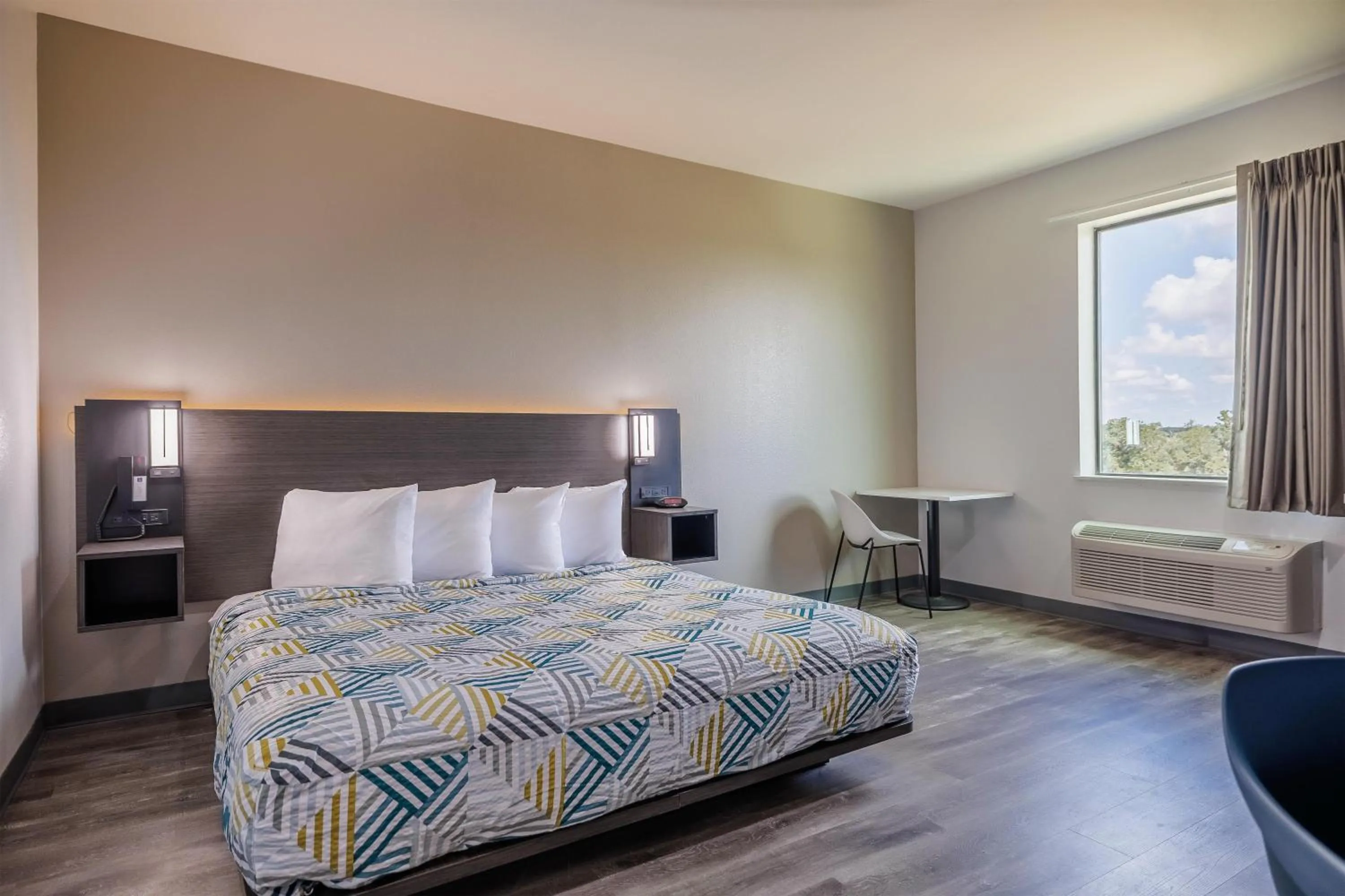 Photo of the whole room, Bed in Studio 6 Giddings