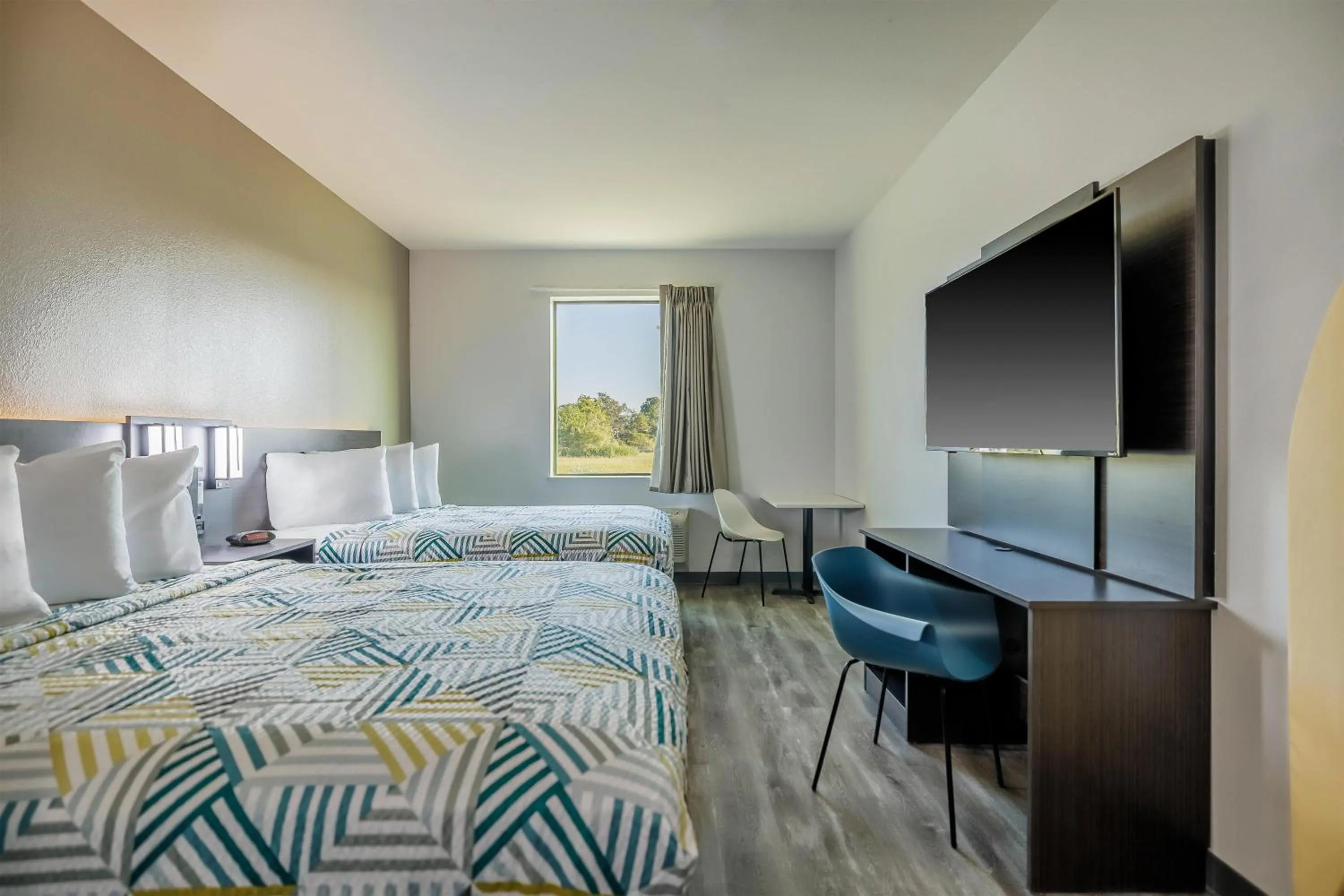 Photo of the whole room, Bed in Studio 6 Giddings