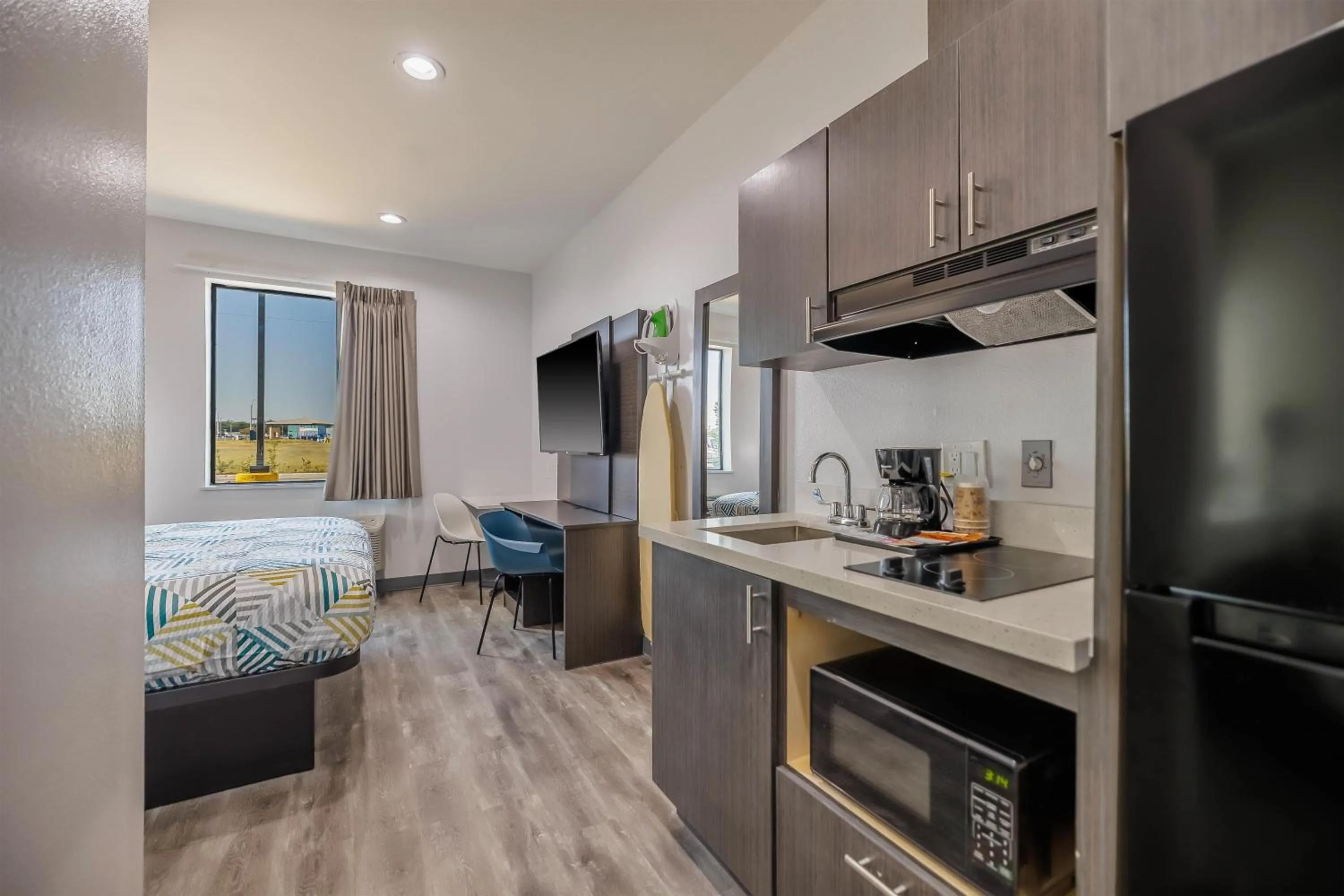 Photo of the whole room, Bed in Studio 6 Giddings