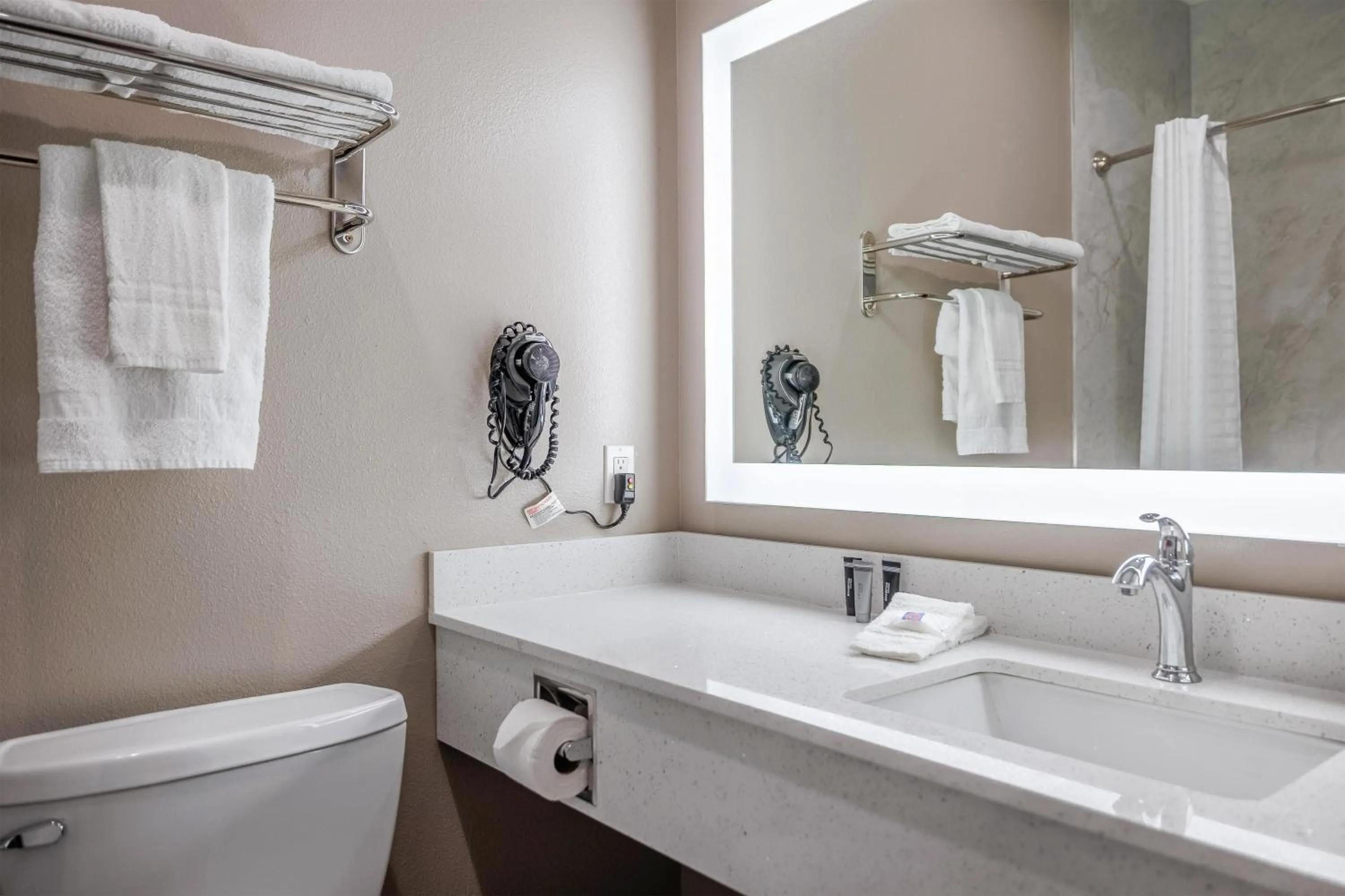 Bathroom in Studio 6 Giddings