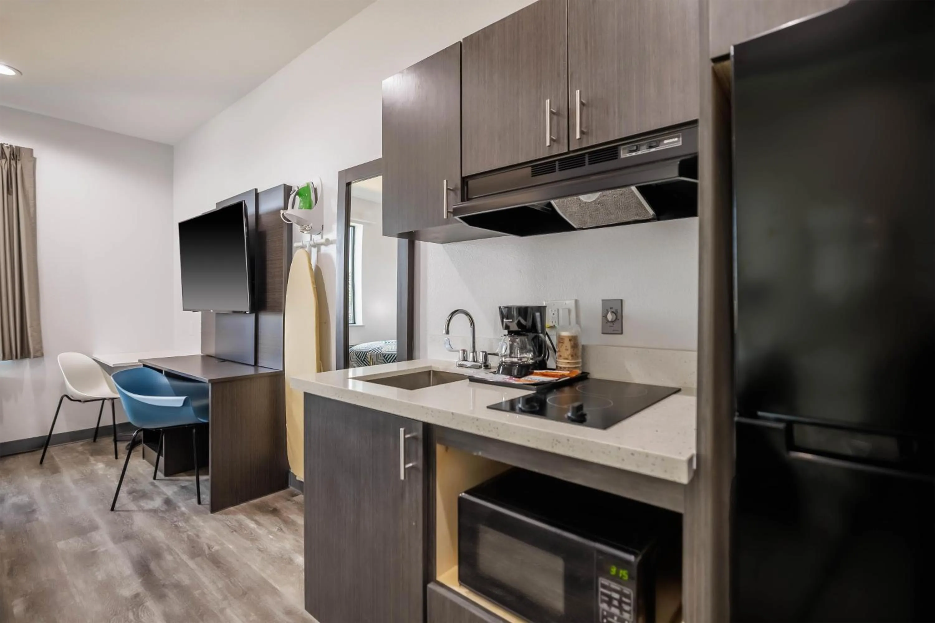 Kitchen or kitchenette in Studio 6 Giddings