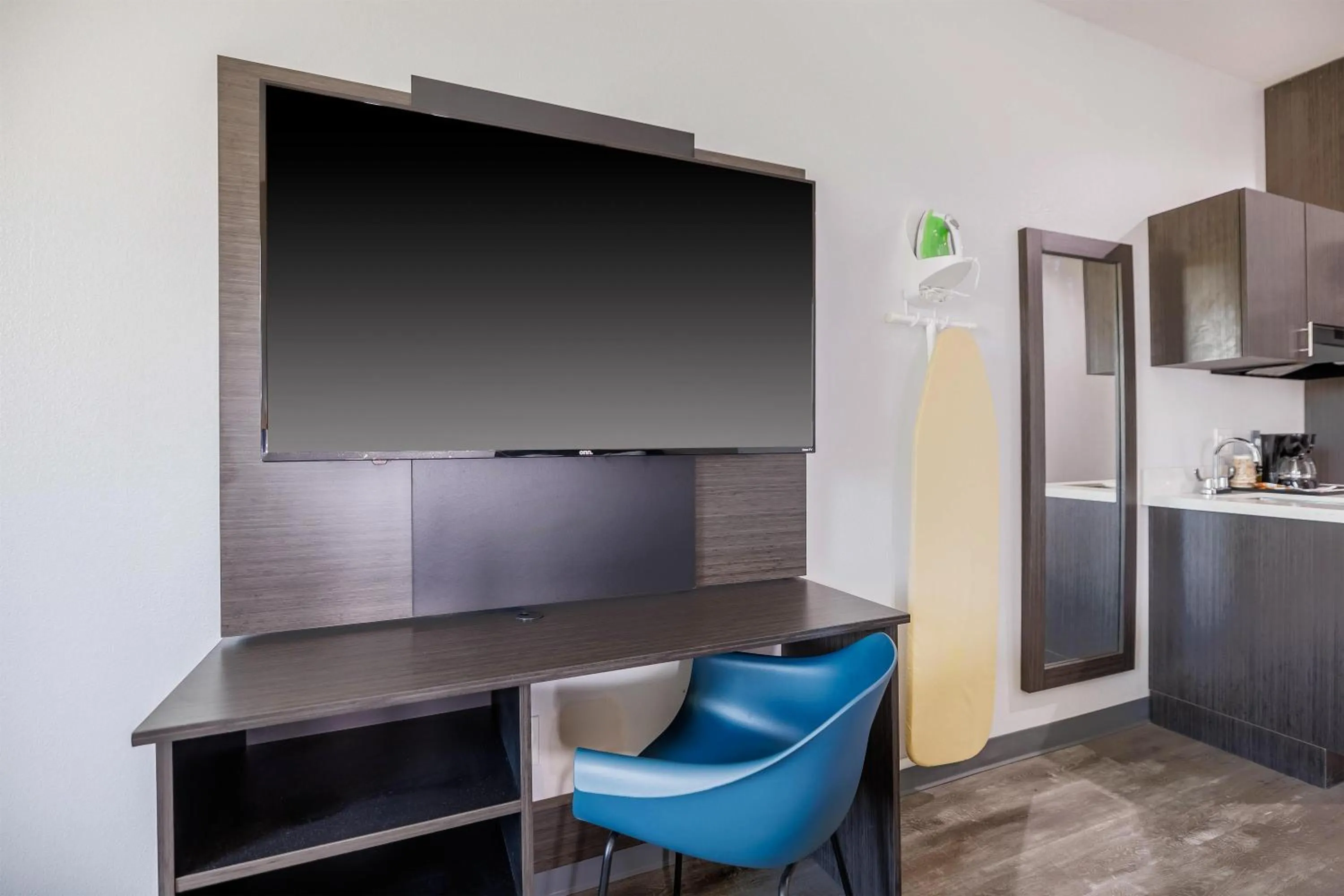 Photo of the whole room in Studio 6 Giddings