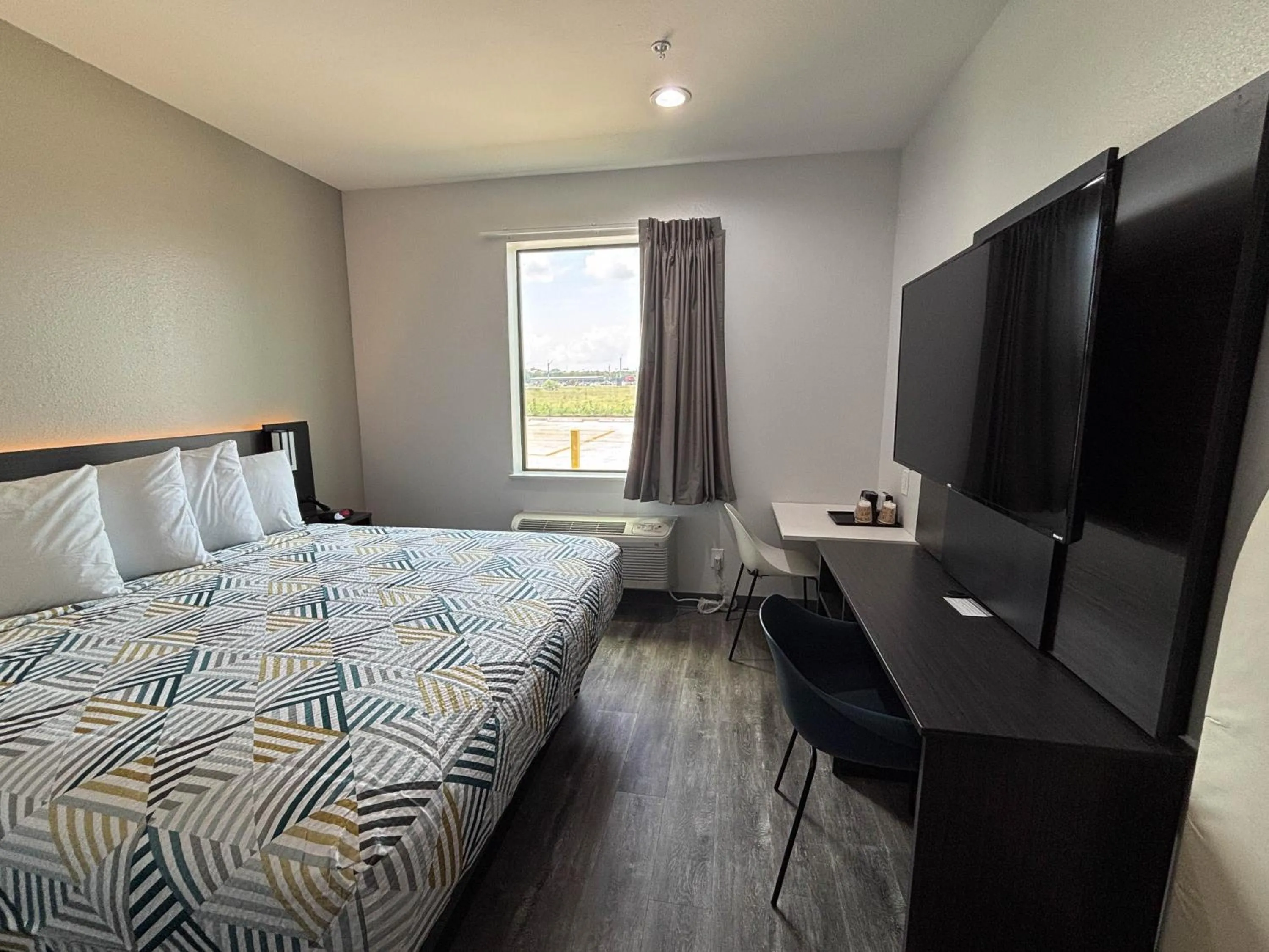 Bed in Studio 6 Giddings