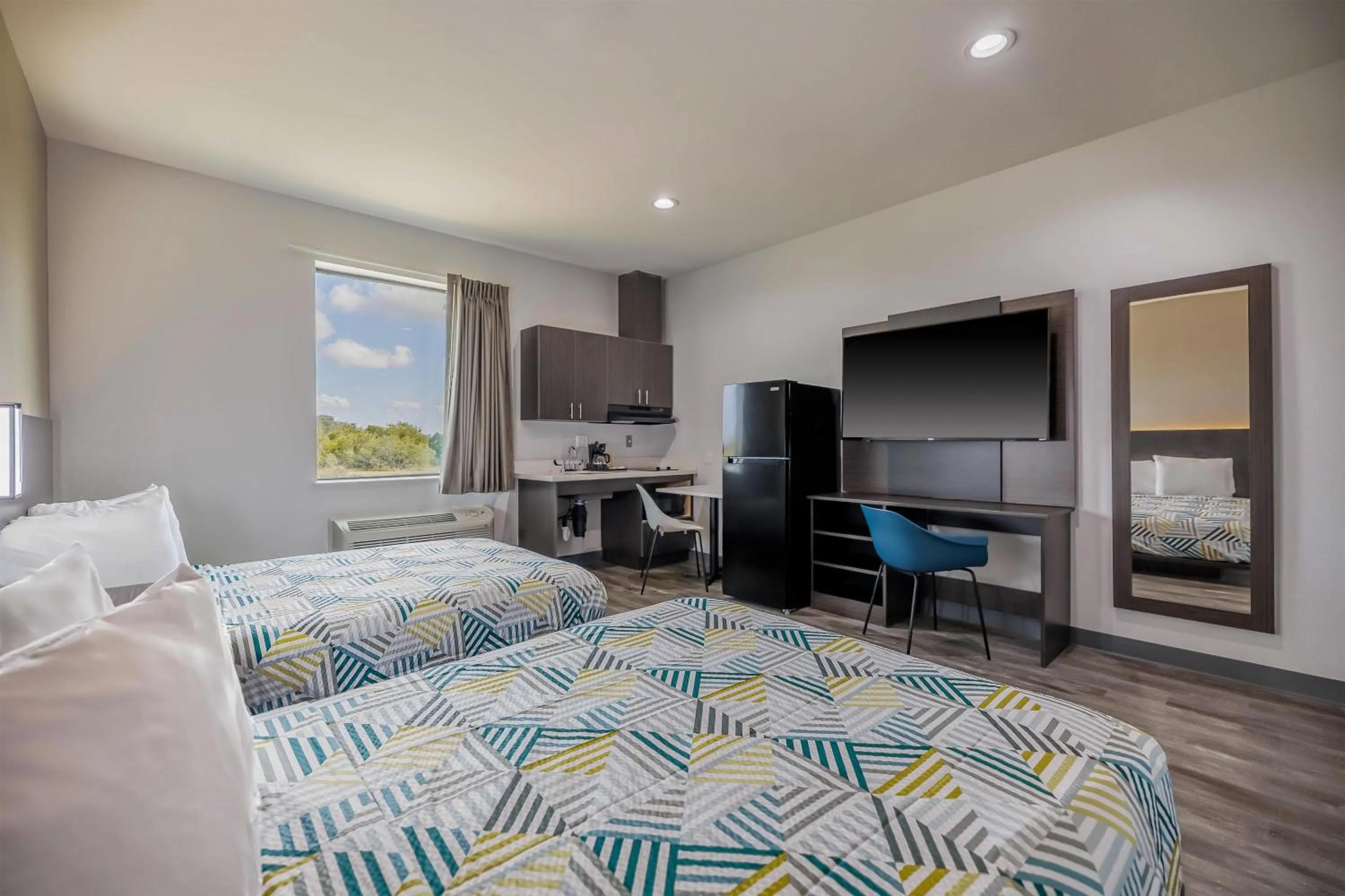 Photo of the whole room, Bed in Studio 6 Giddings