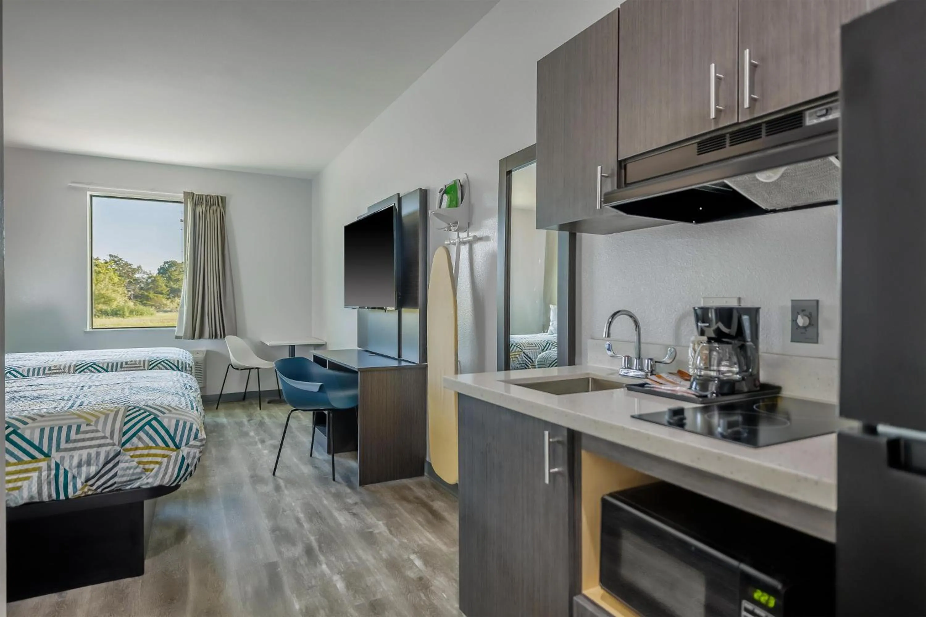 Photo of the whole room in Studio 6 Giddings