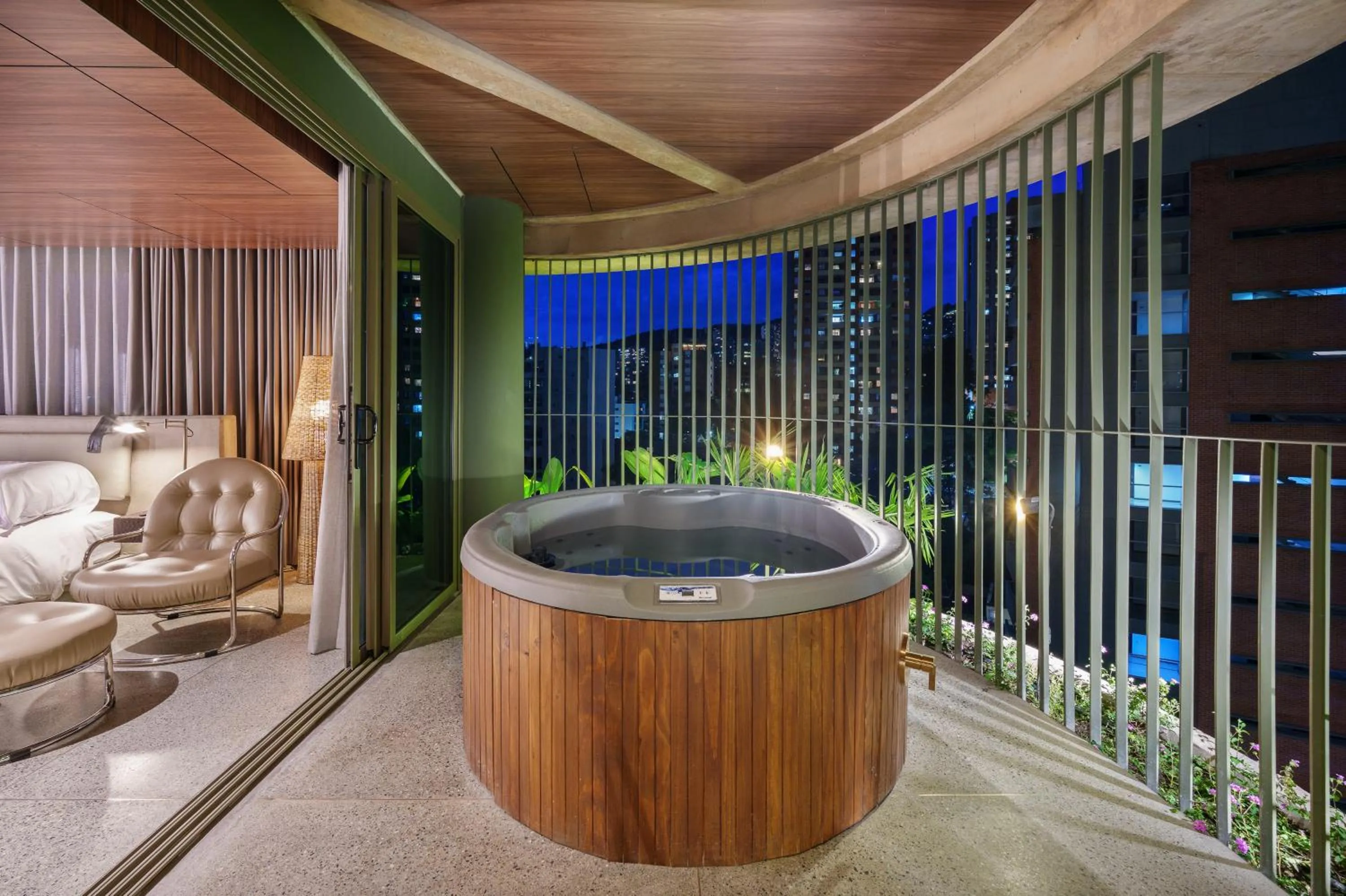 Hot Tub in 23 Living